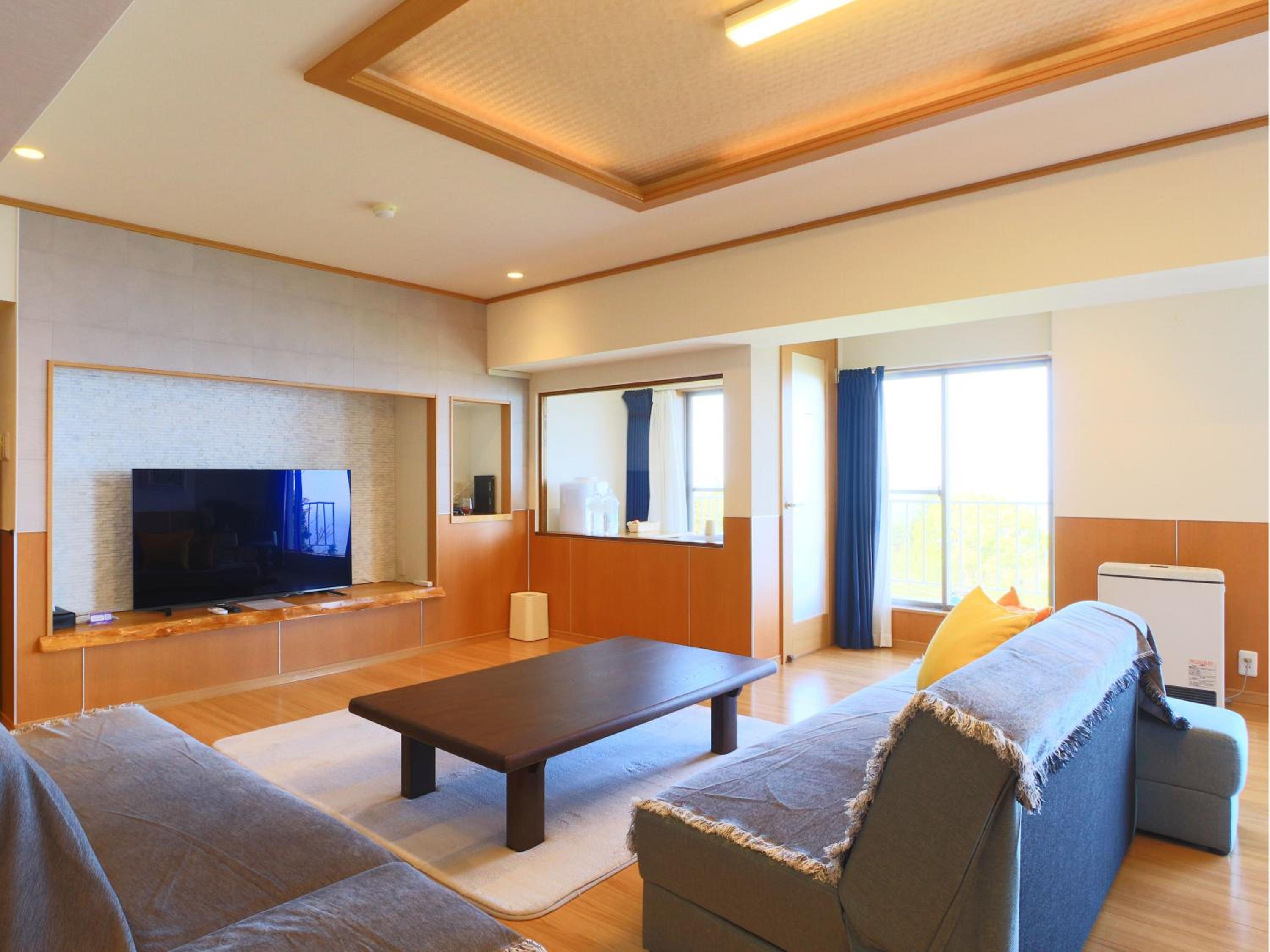 Deluxe Suite with Sea View - Photo 6