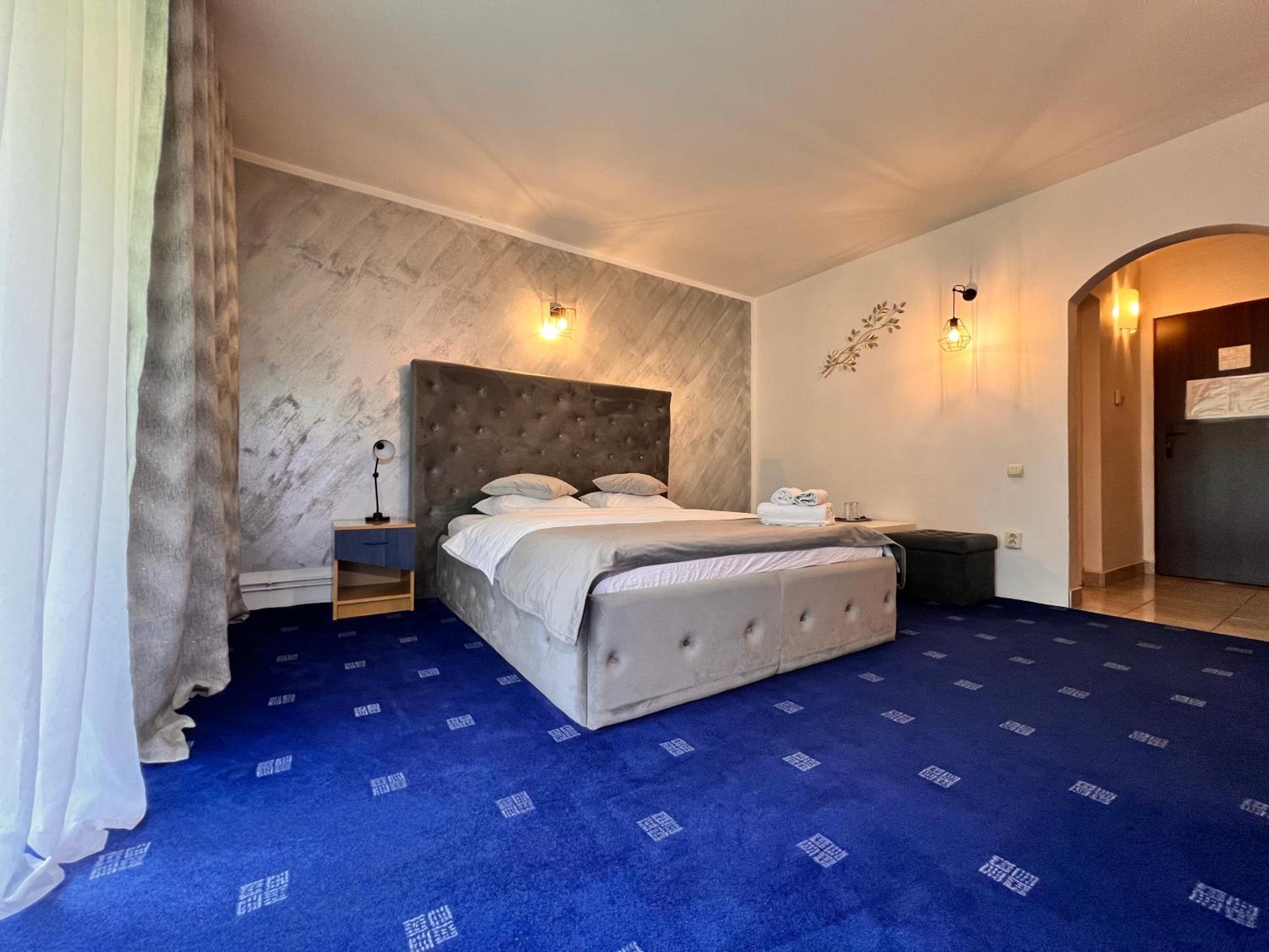 Double Room with Balcony - Photo 2