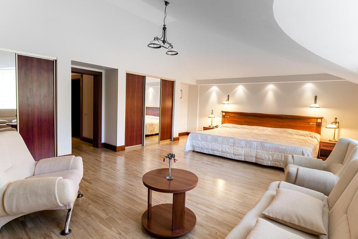 Two-Bedroom Apartment with Sauna and Jacuzzi access