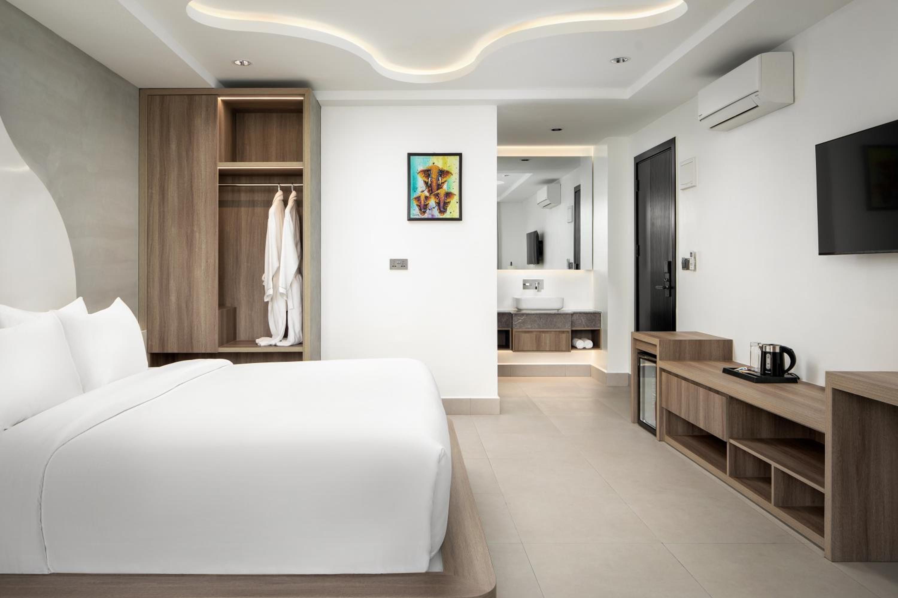 Deluxe Double Room - Photo 9