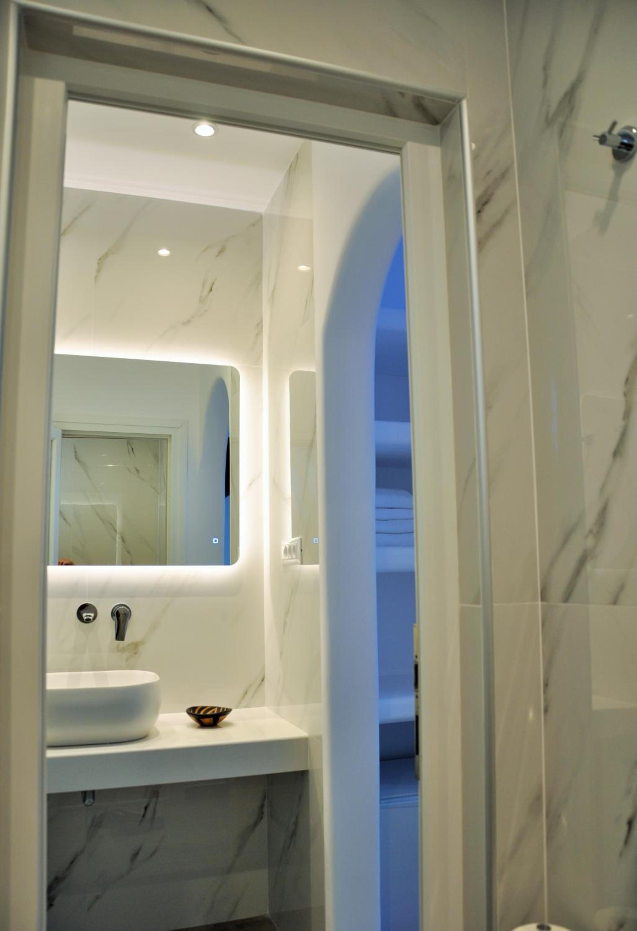 Deluxe Double Room with Side Sea View photo 2