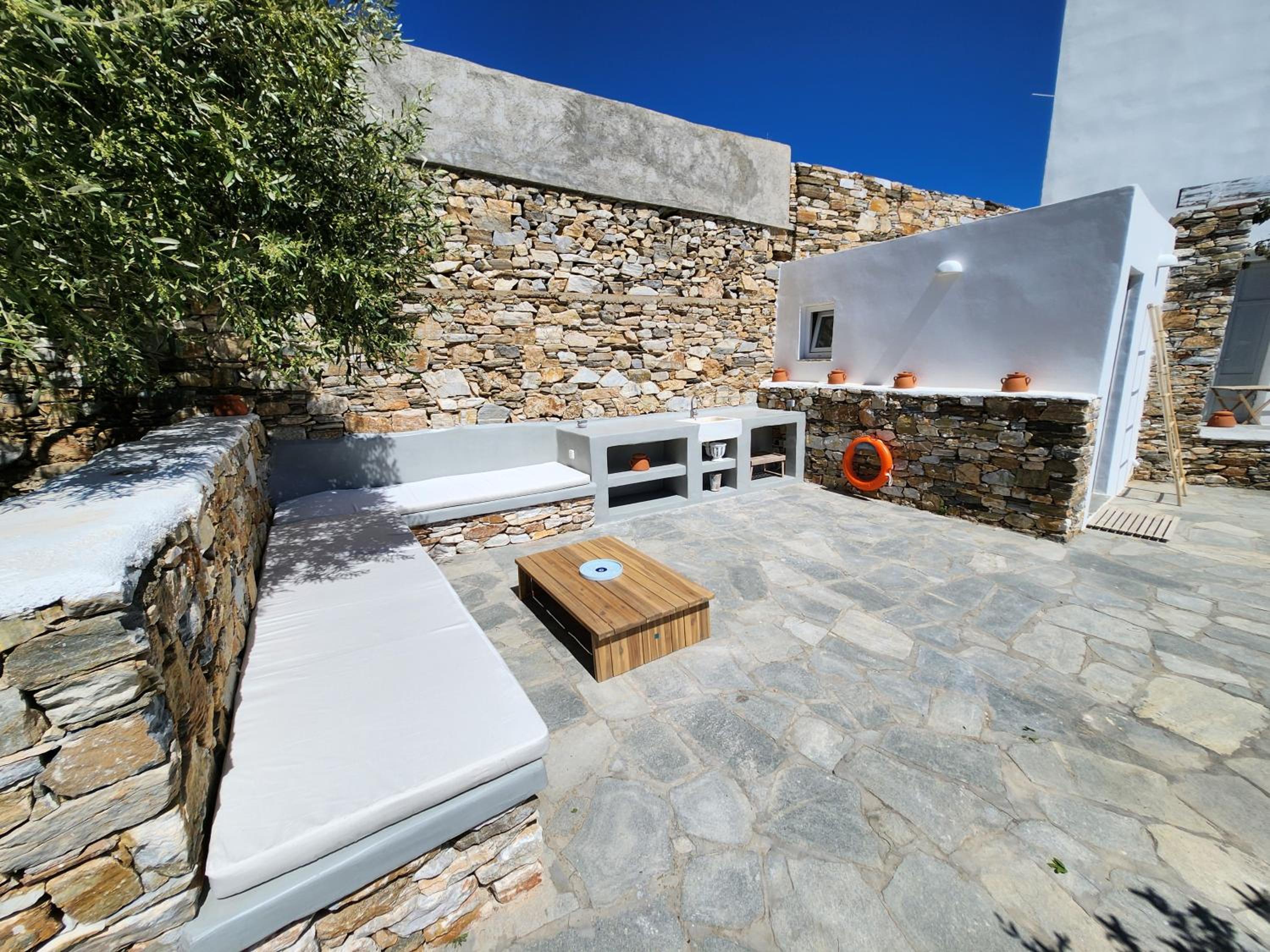 Six-Bedroom House photo 2