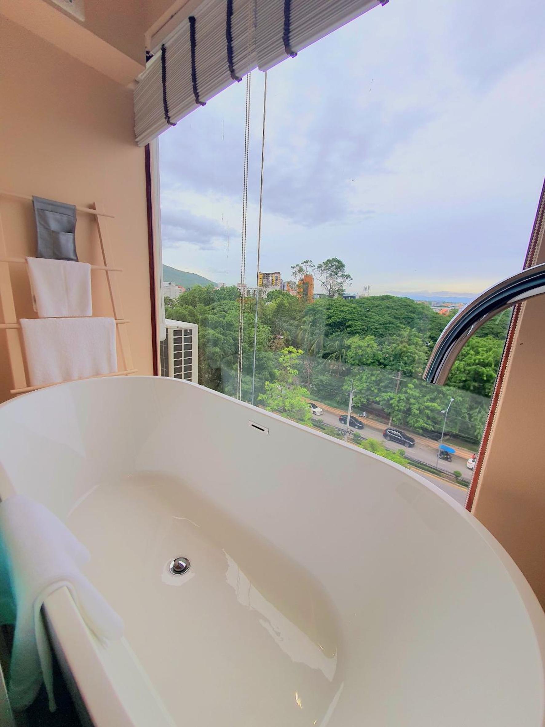 Deluxe City View with Bathtub - Photo 2