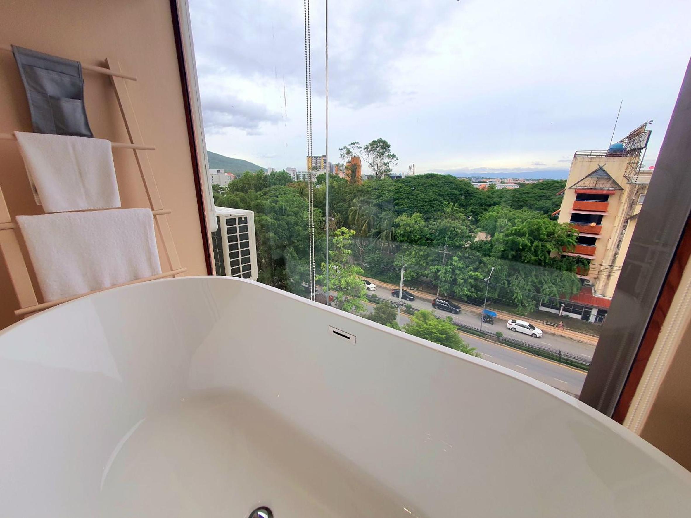 Deluxe City View with Bathtub - Photo 3