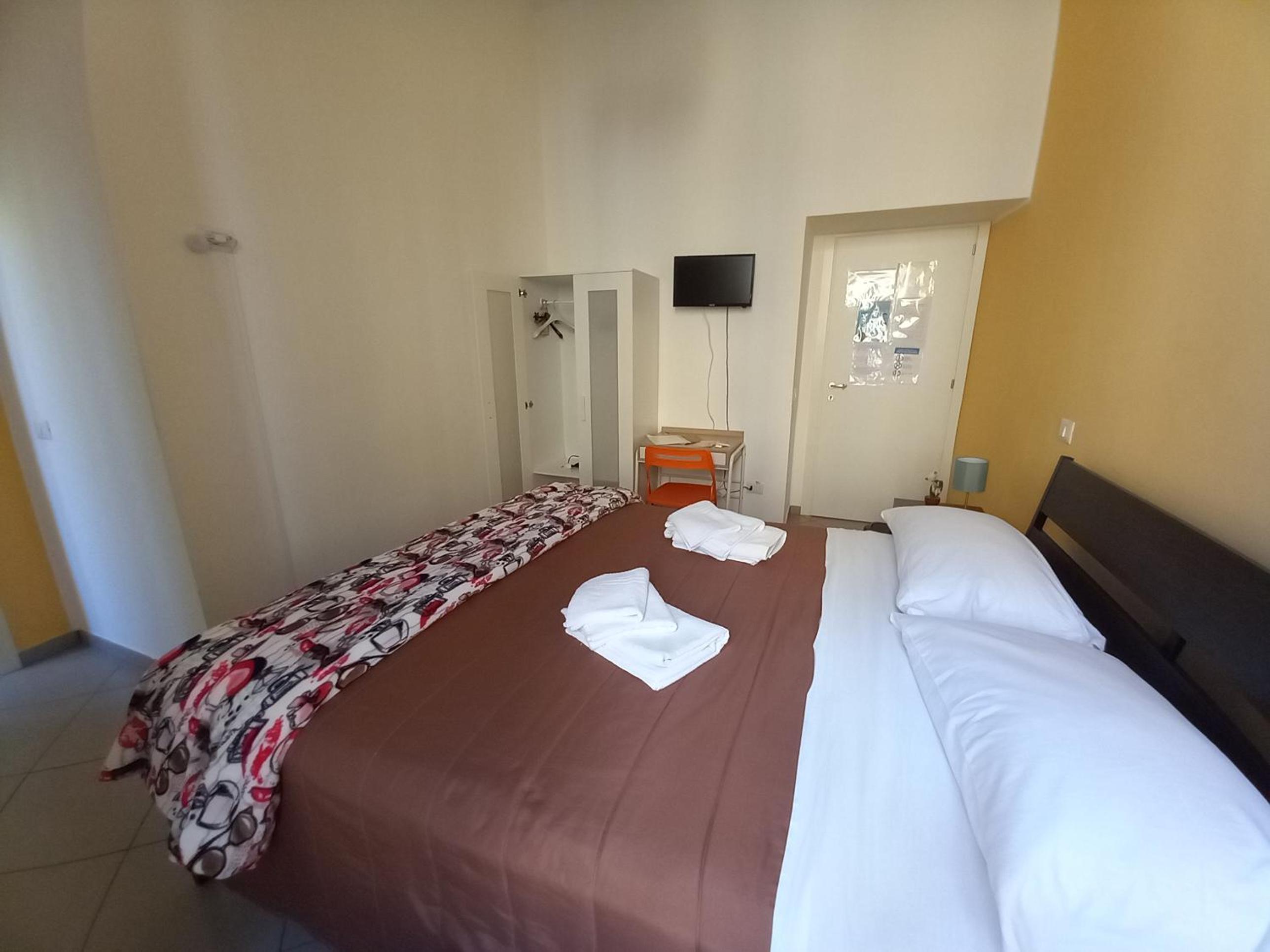 Double Room with Private Bathroom - Photo 14
