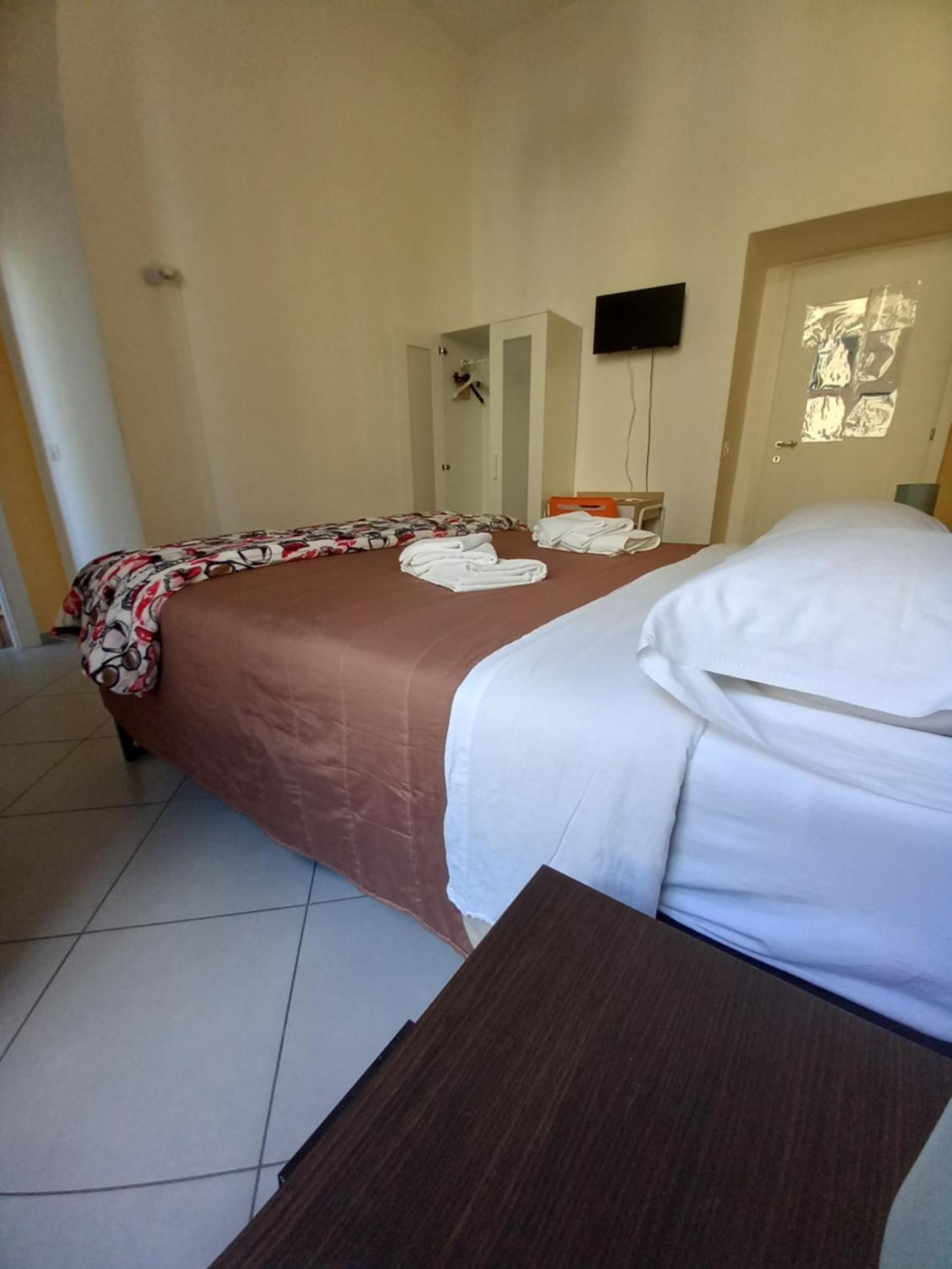 Double Room with Private Bathroom - Photo 13