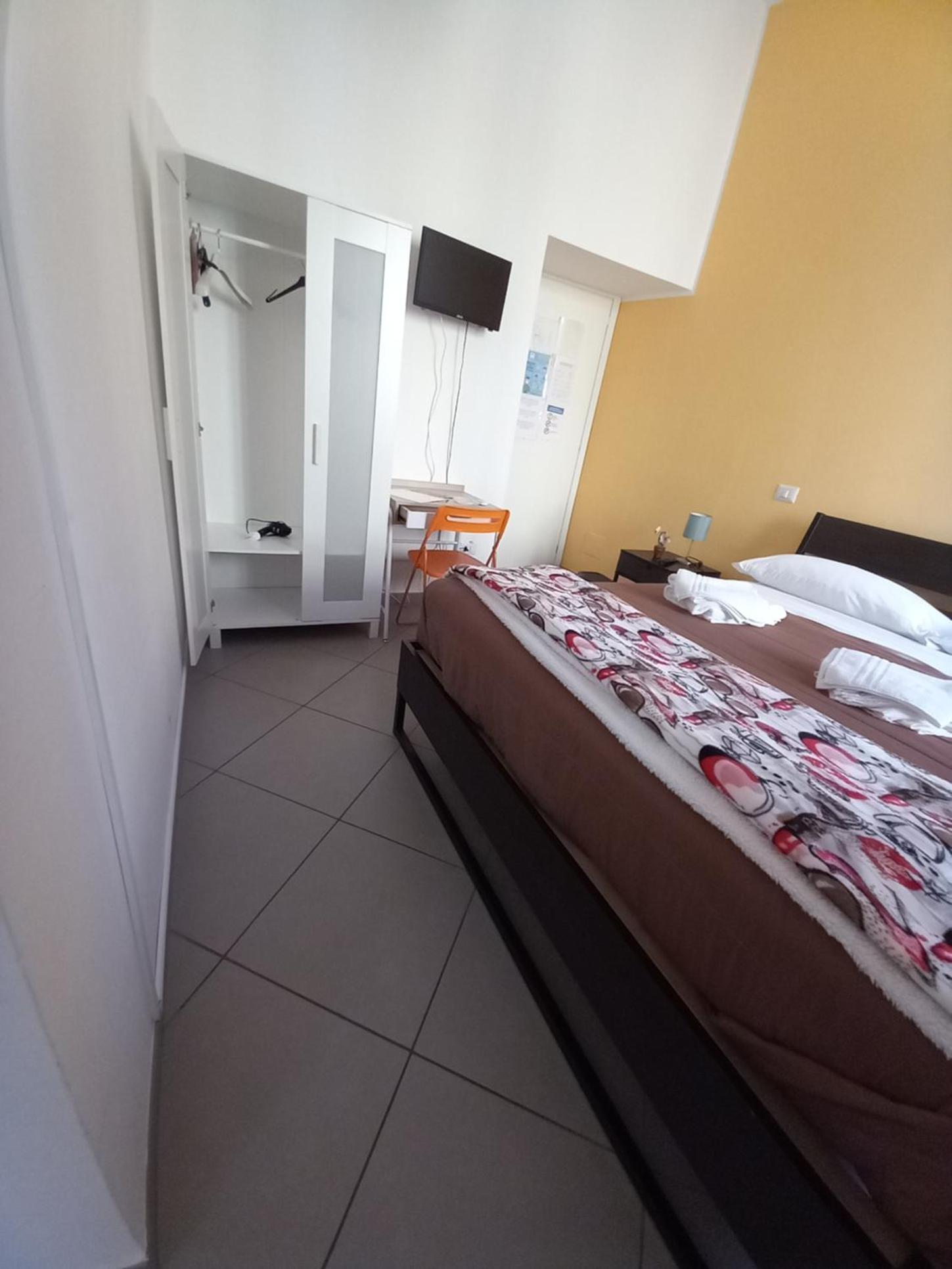 Double Room with Private Bathroom - Photo 16