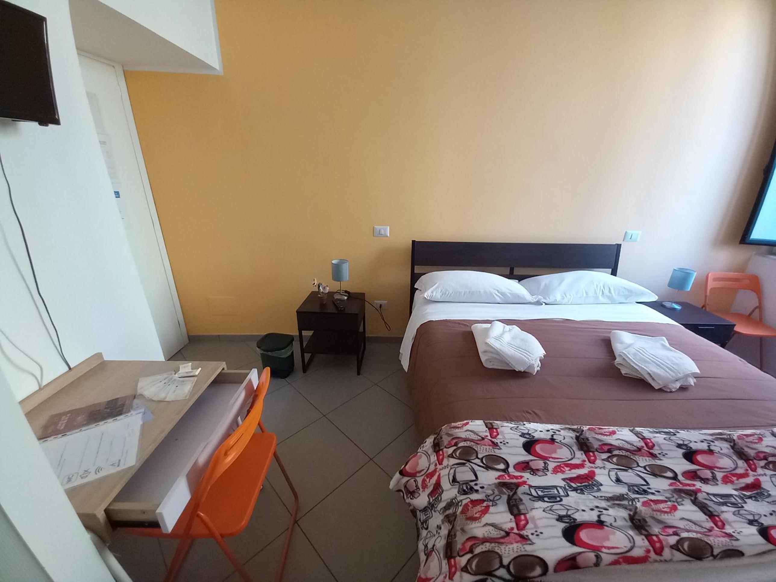 Double Room with Private Bathroom - Photo 15