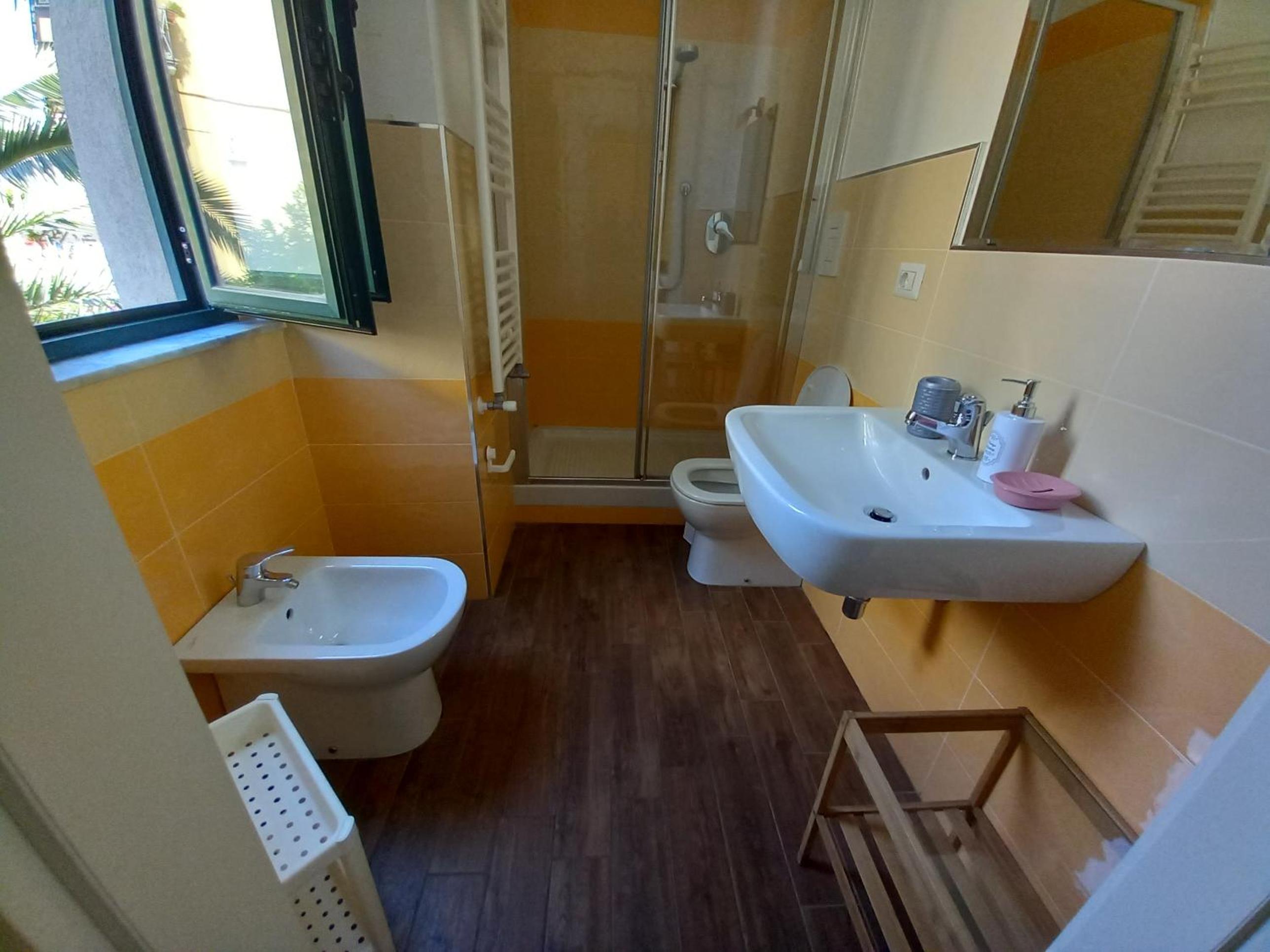 Double Room with Private Bathroom - Photo 7