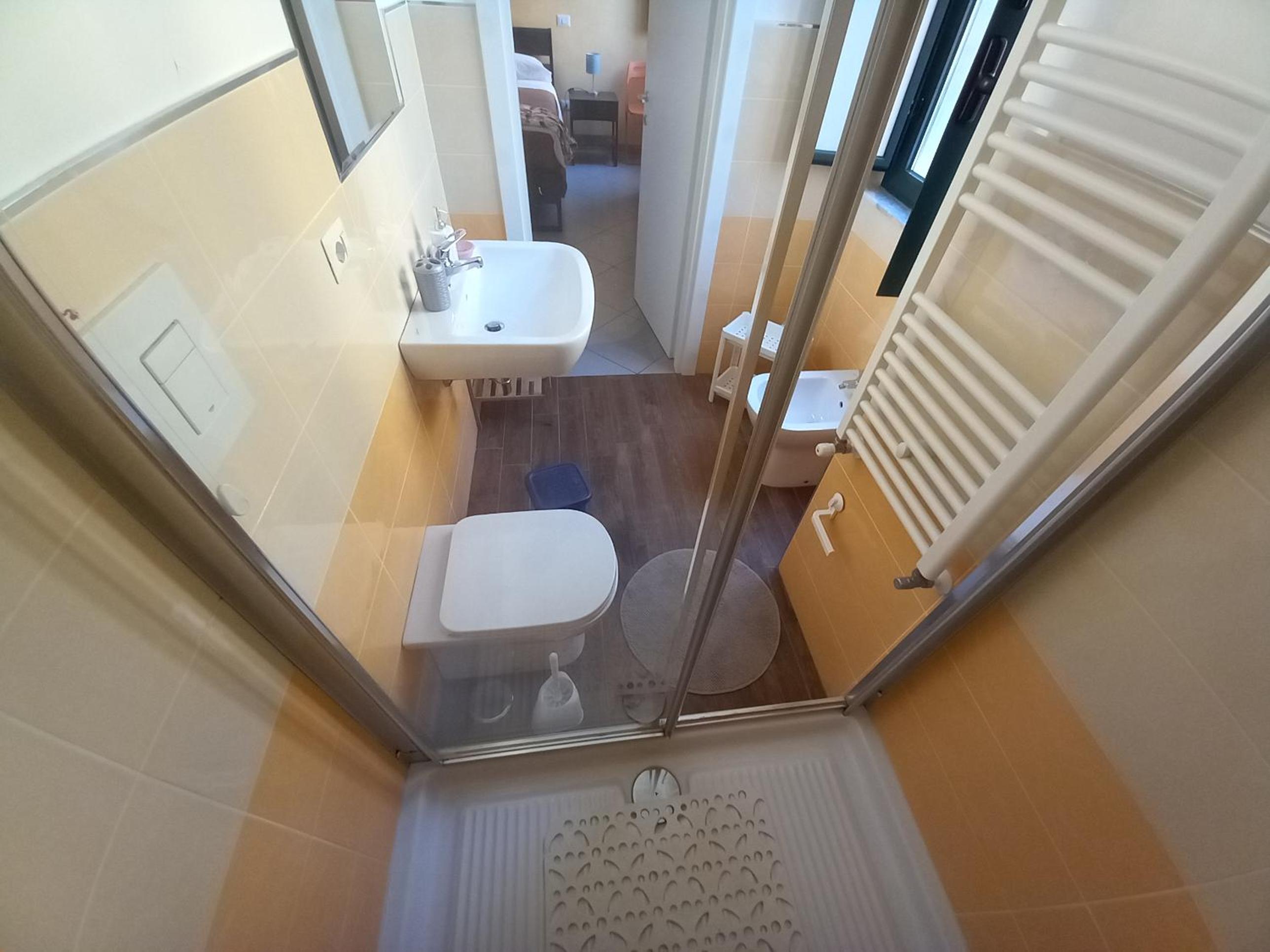 Double Room with Private Bathroom - Photo 8