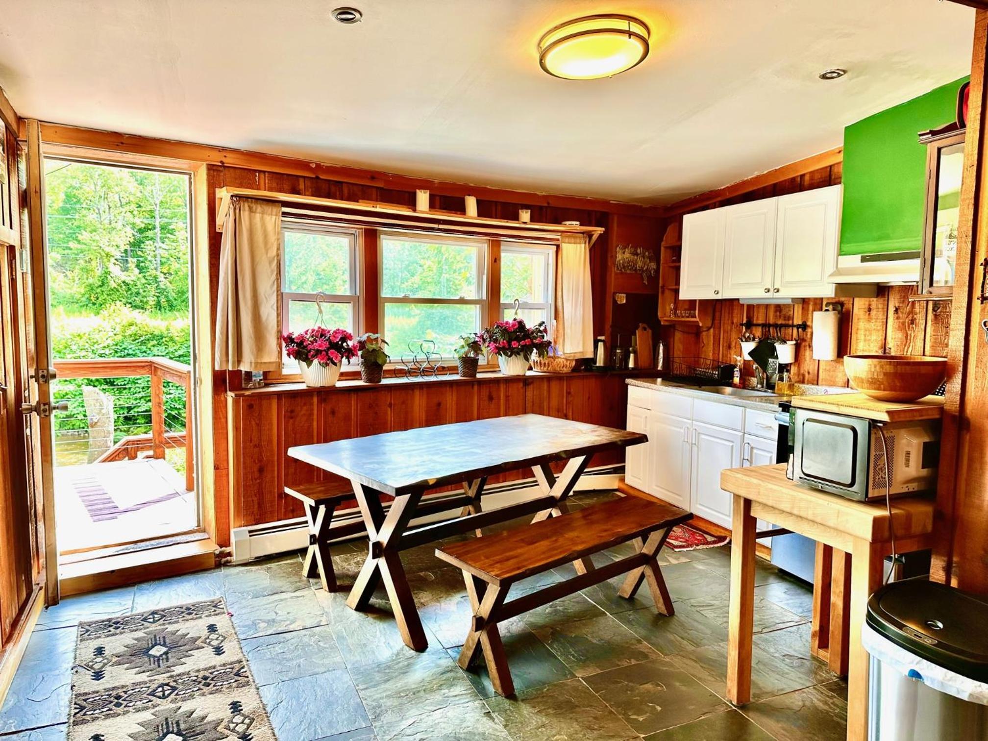 Three-Bedroom Apartment with Mountain View photo 3