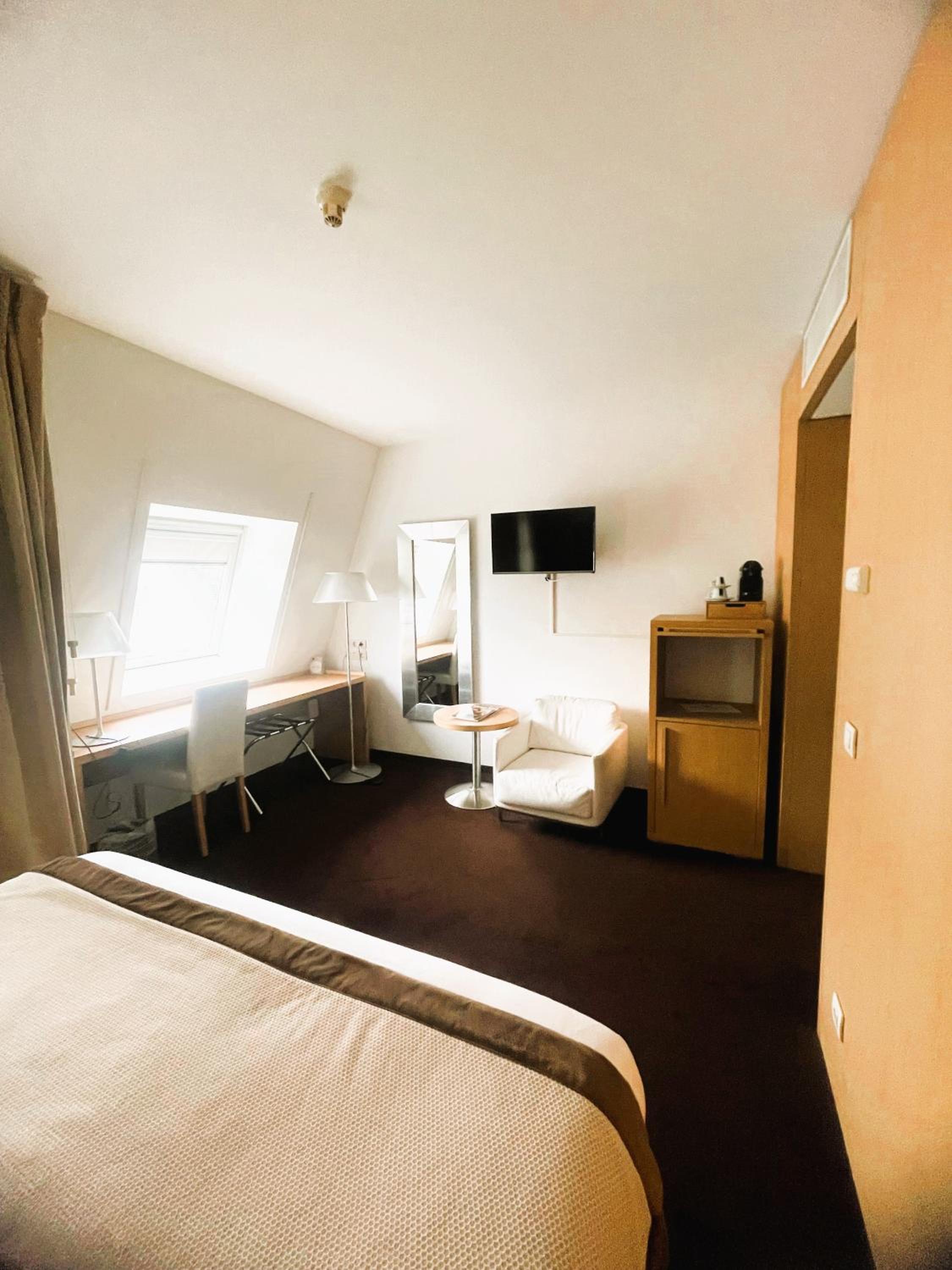 Standard Double Room with Balcony - Photo 1
