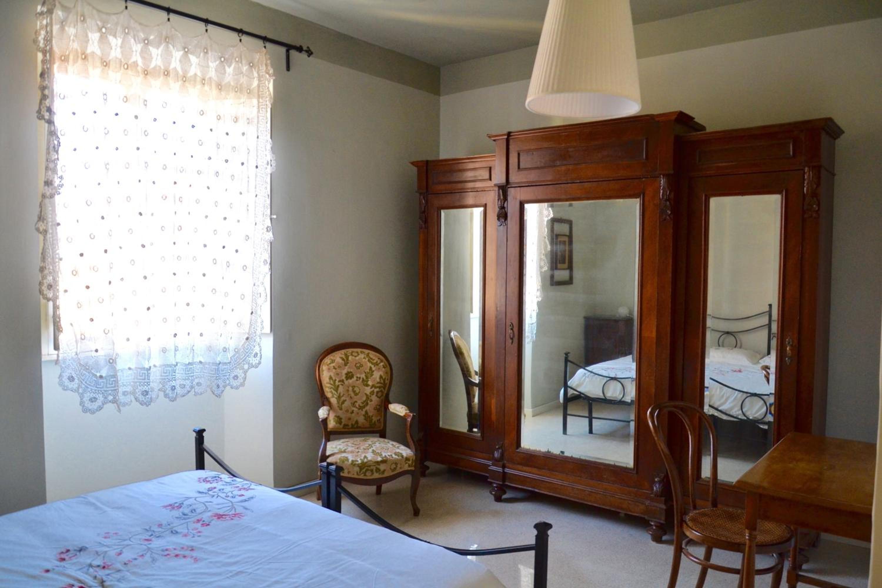 Double Room with Private Bathroom - Photo 12