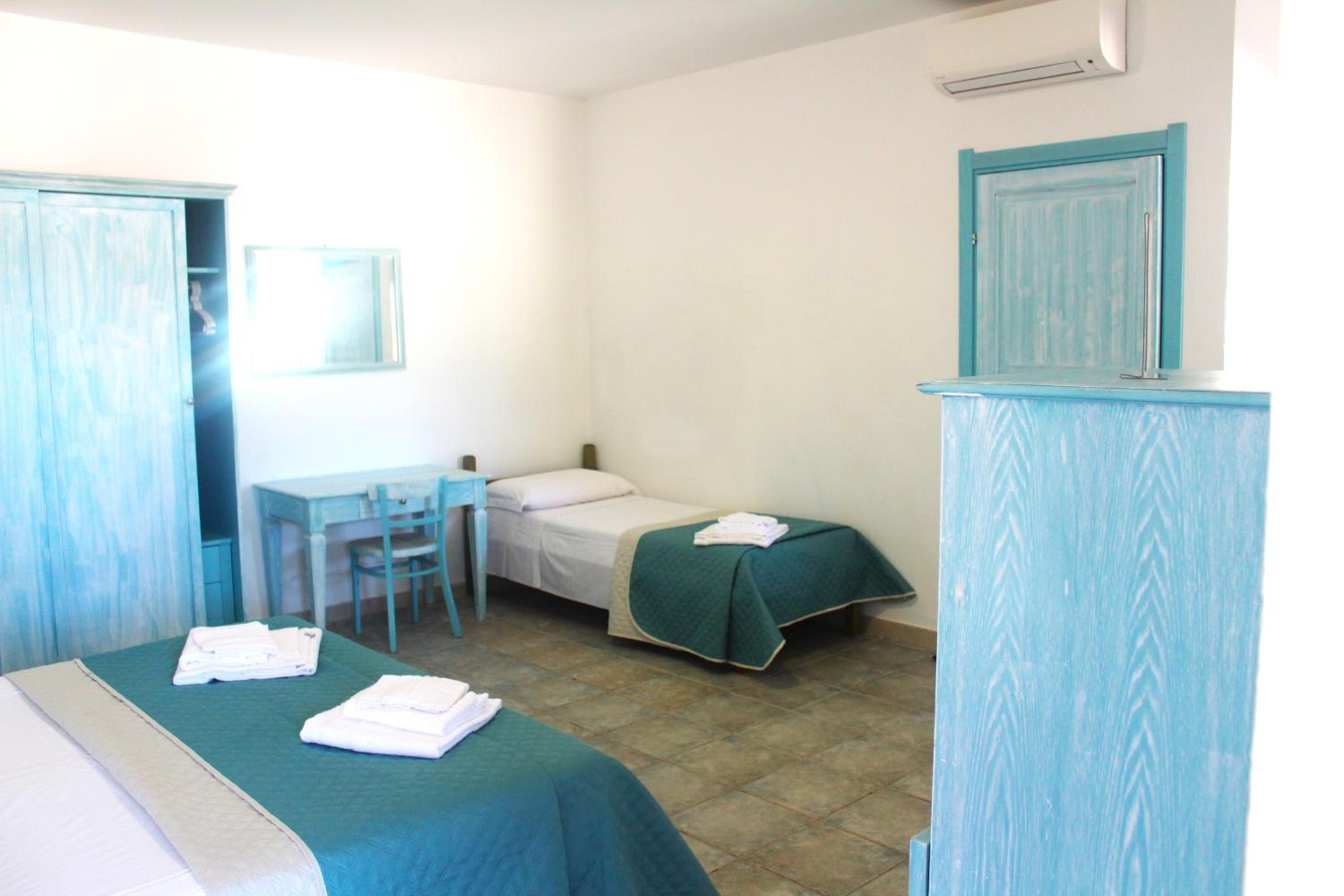 Quadruple Room with Sea View - Photo 7