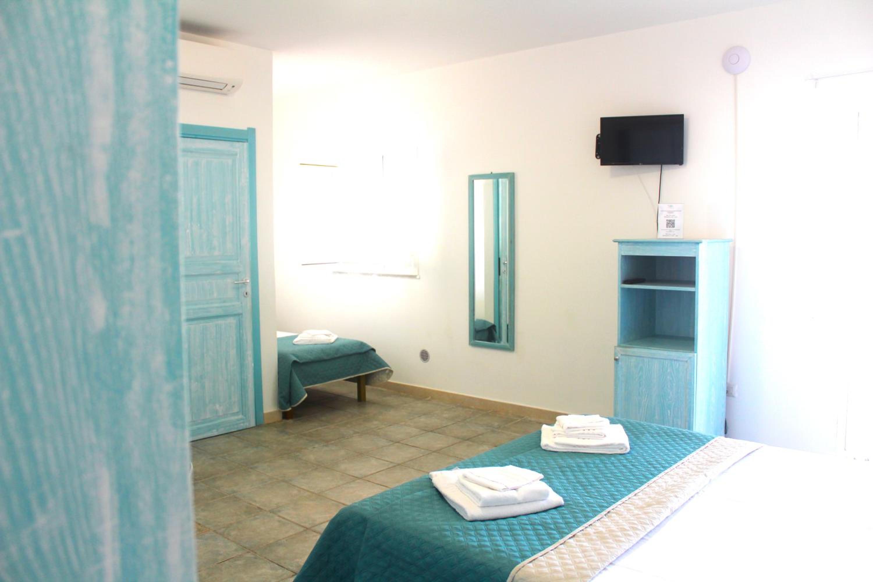 Quadruple Room with Sea View - Photo 4