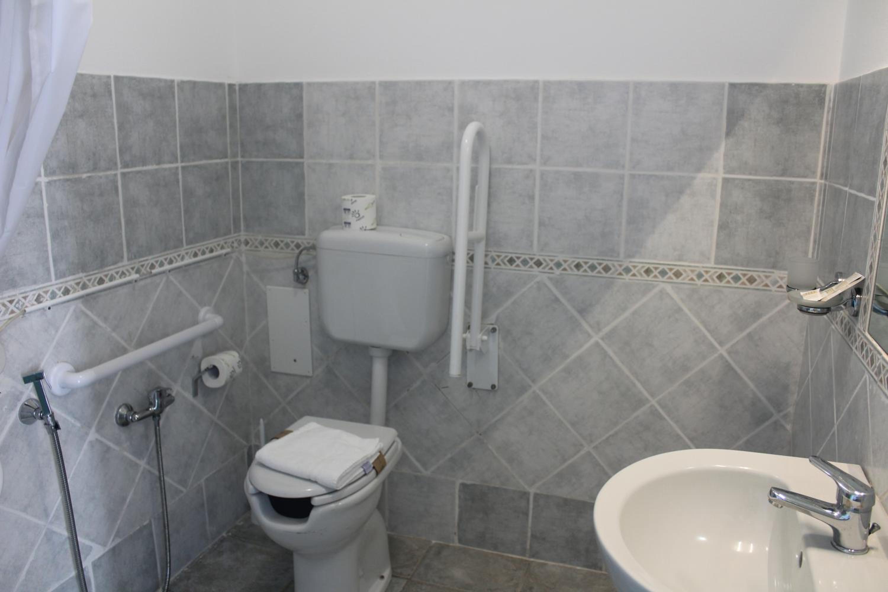 Double or Twin Room - Disability Access - Photo 3