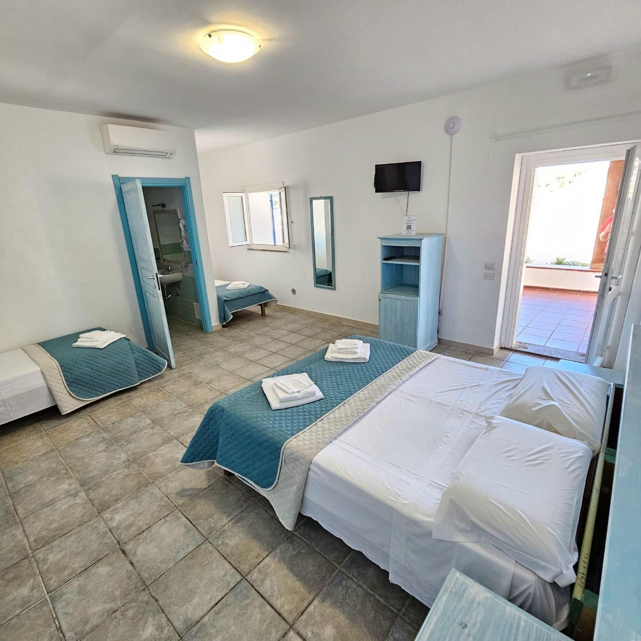 Quadruple Room with Sea View - Photo 2