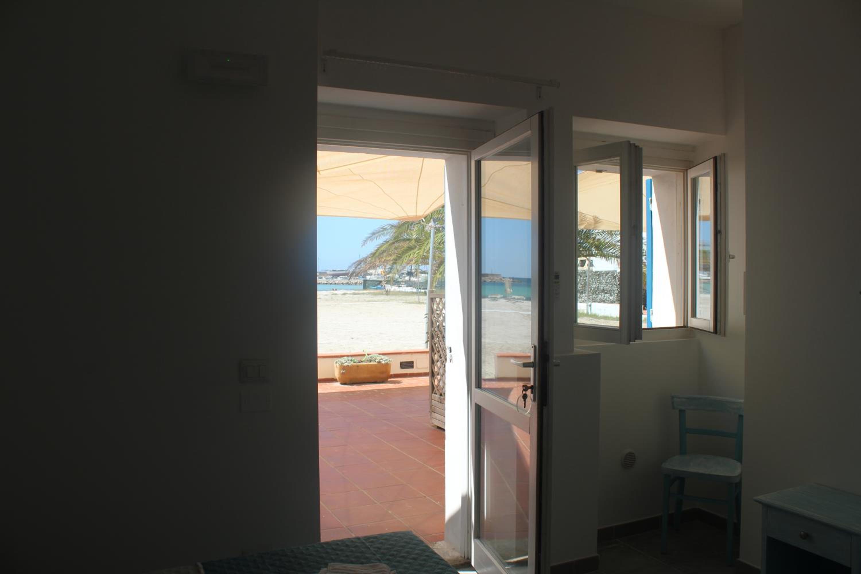 Double or Twin Room with Sea View - Photo 4