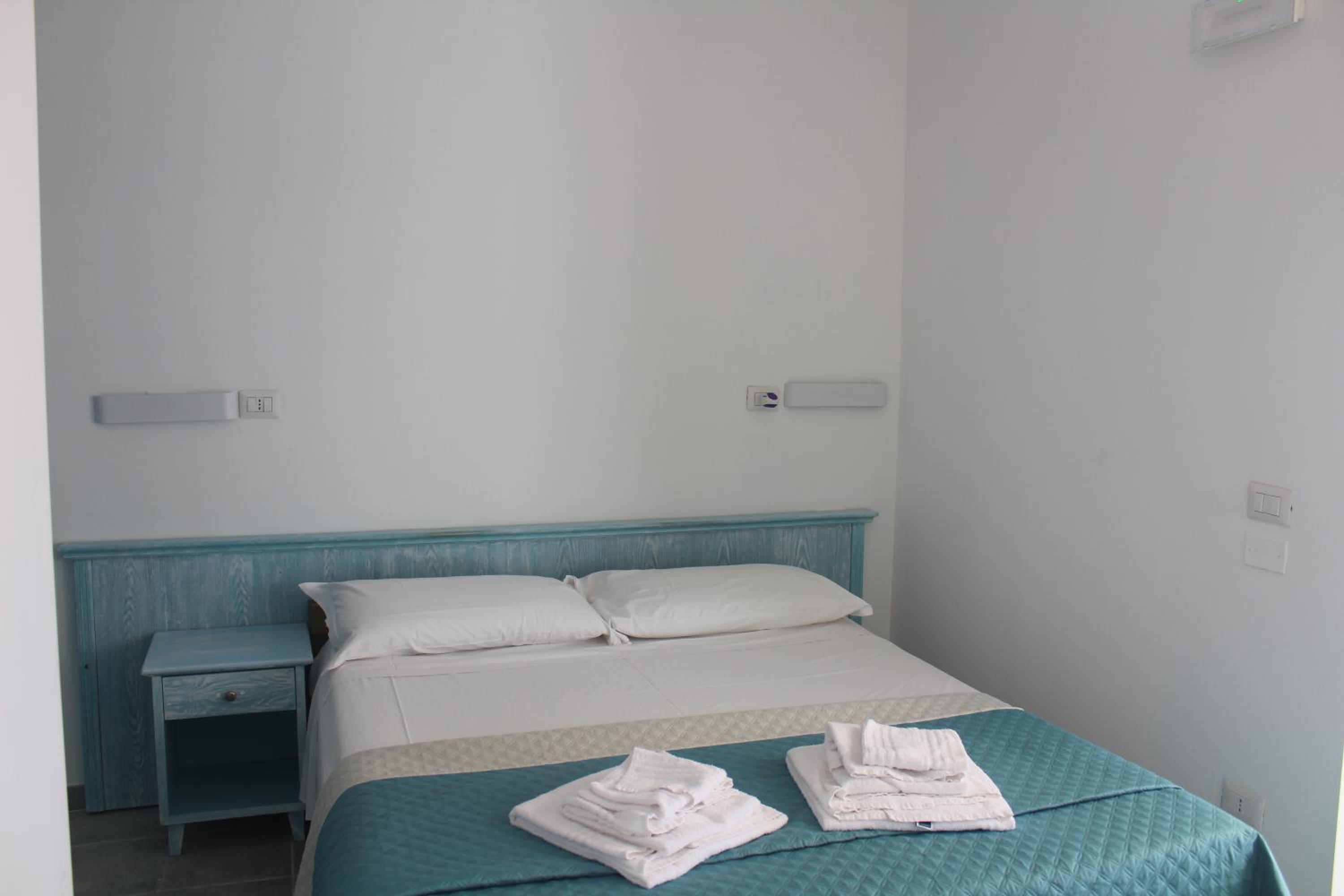 Double or Twin Room with Sea View - Photo 1