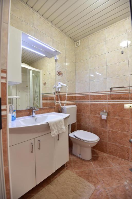 Two-Bedroom Apartment with Sea View - Photo 3