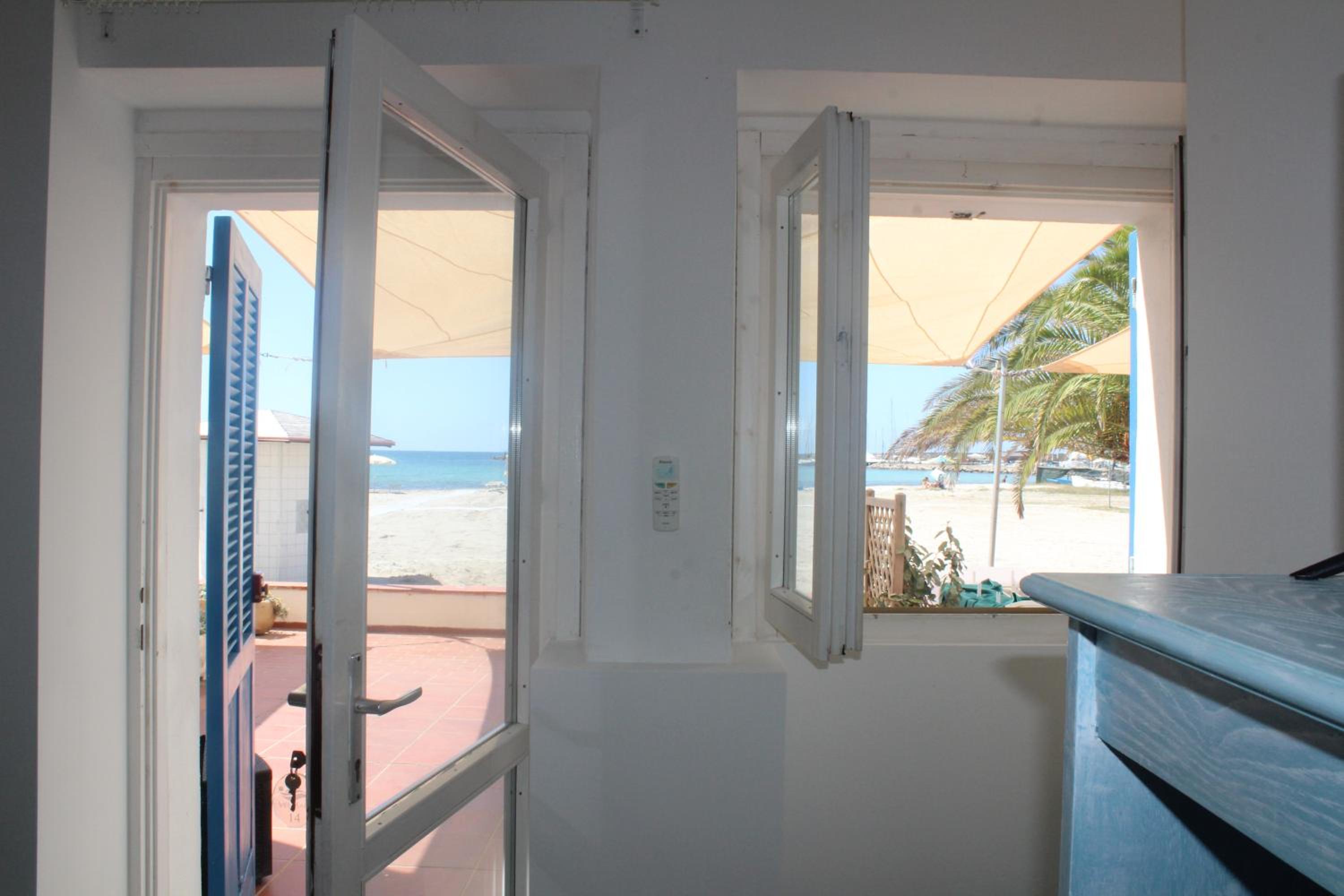 Double or Twin Room with Sea View - Photo 9