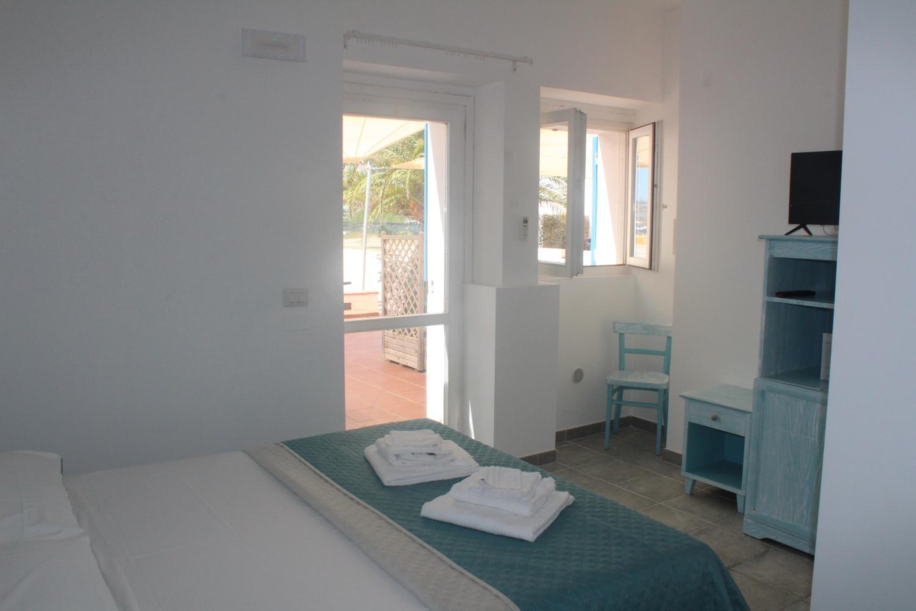 Double or Twin Room with Sea View - Photo 7