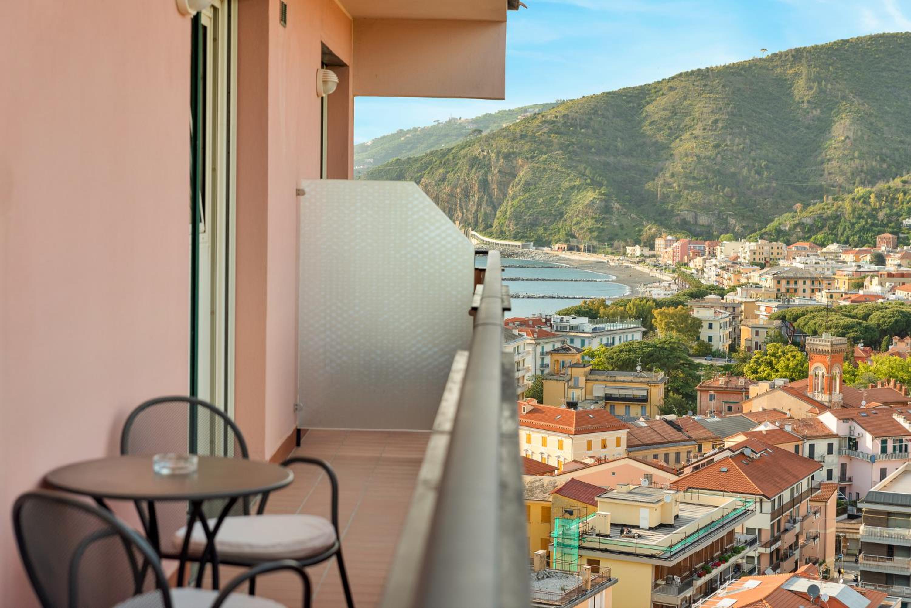 Deluxe Junior Suite with Balcony and City View - Photo 14