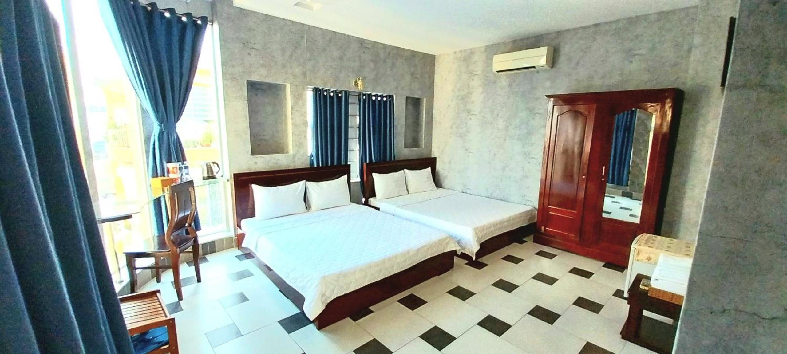 Family Room with Balcony - Photo 5