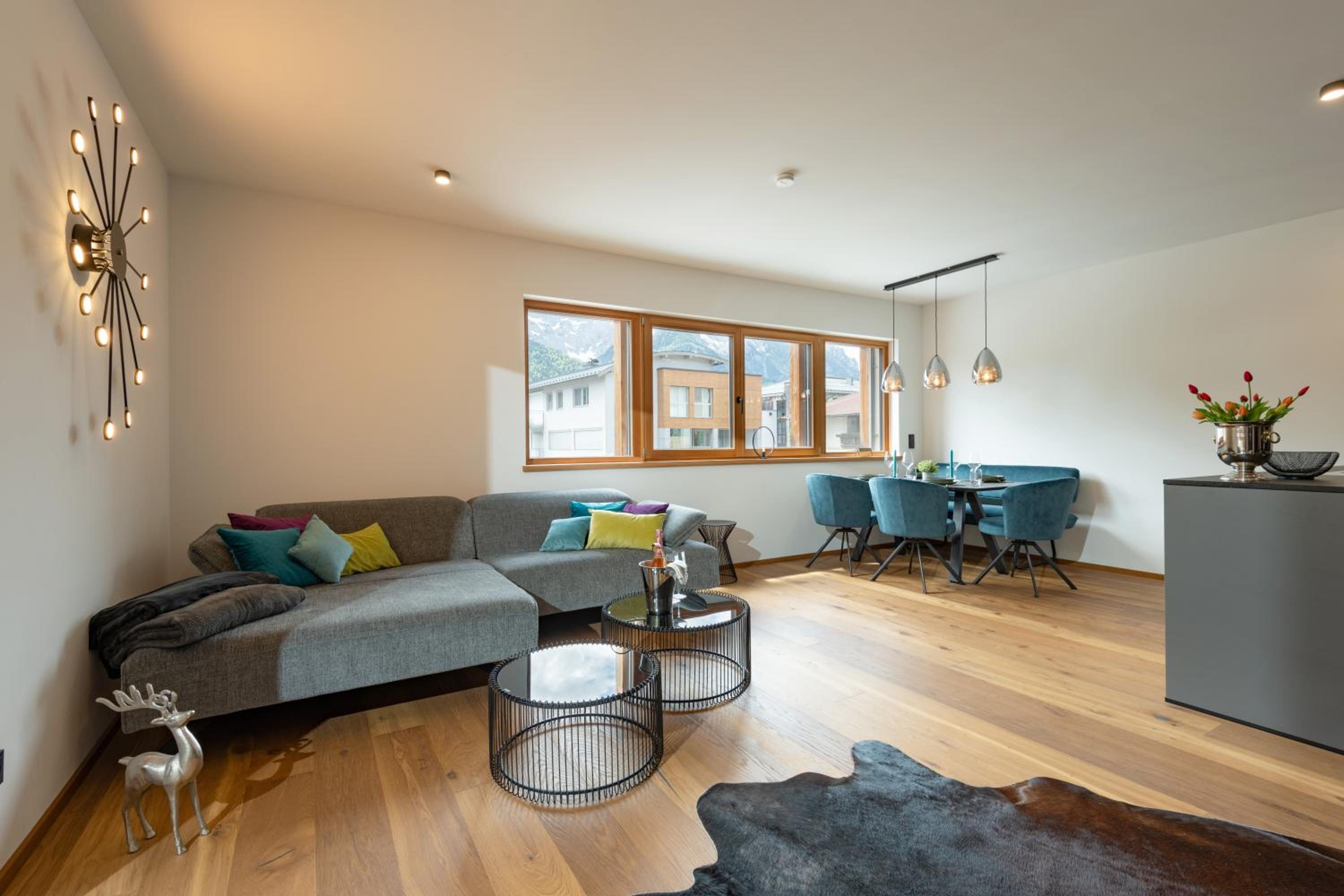 Apartment with Mountain View