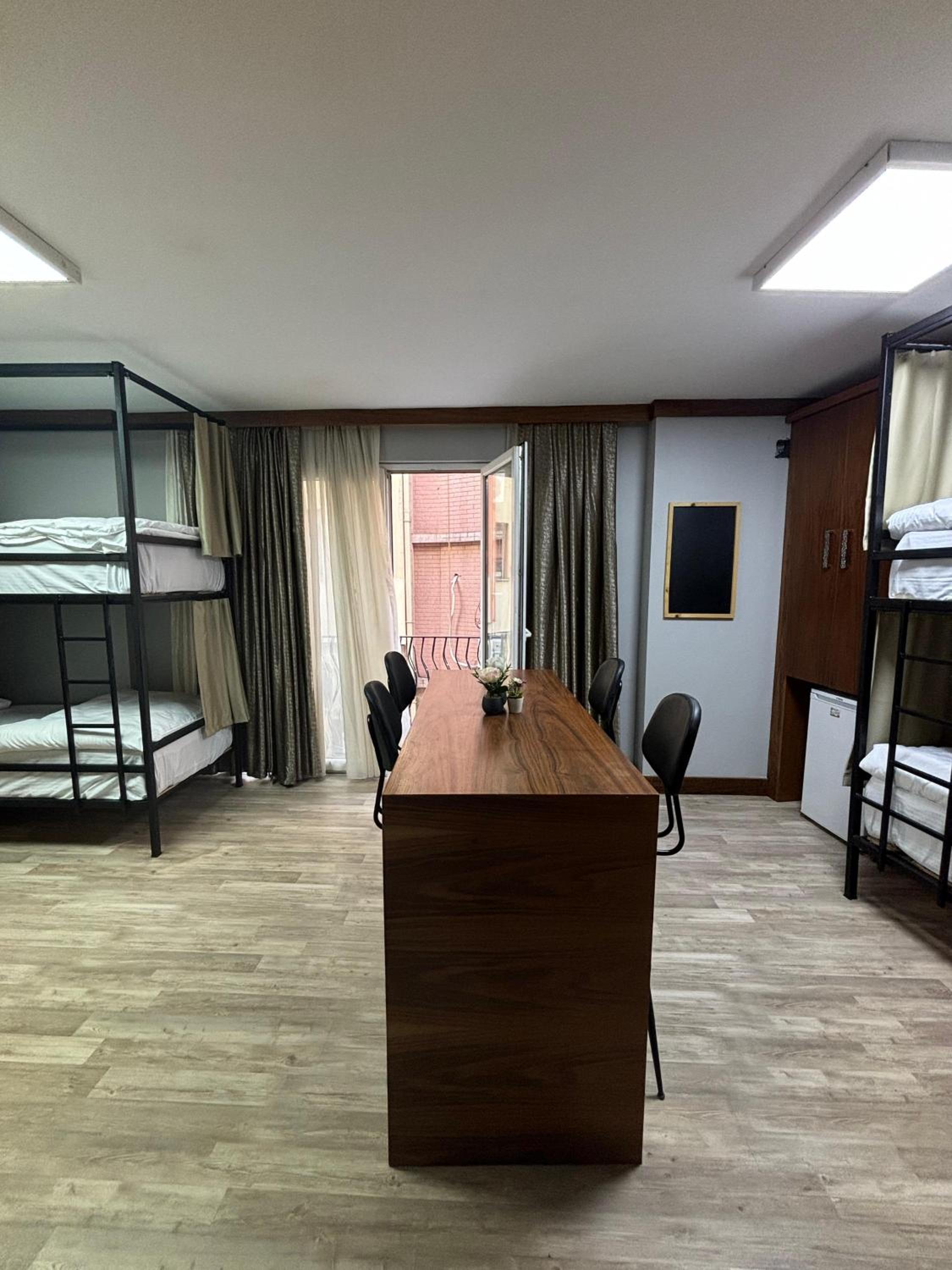 Bed in 8-Bed Mixed Dormitory Room photo 3