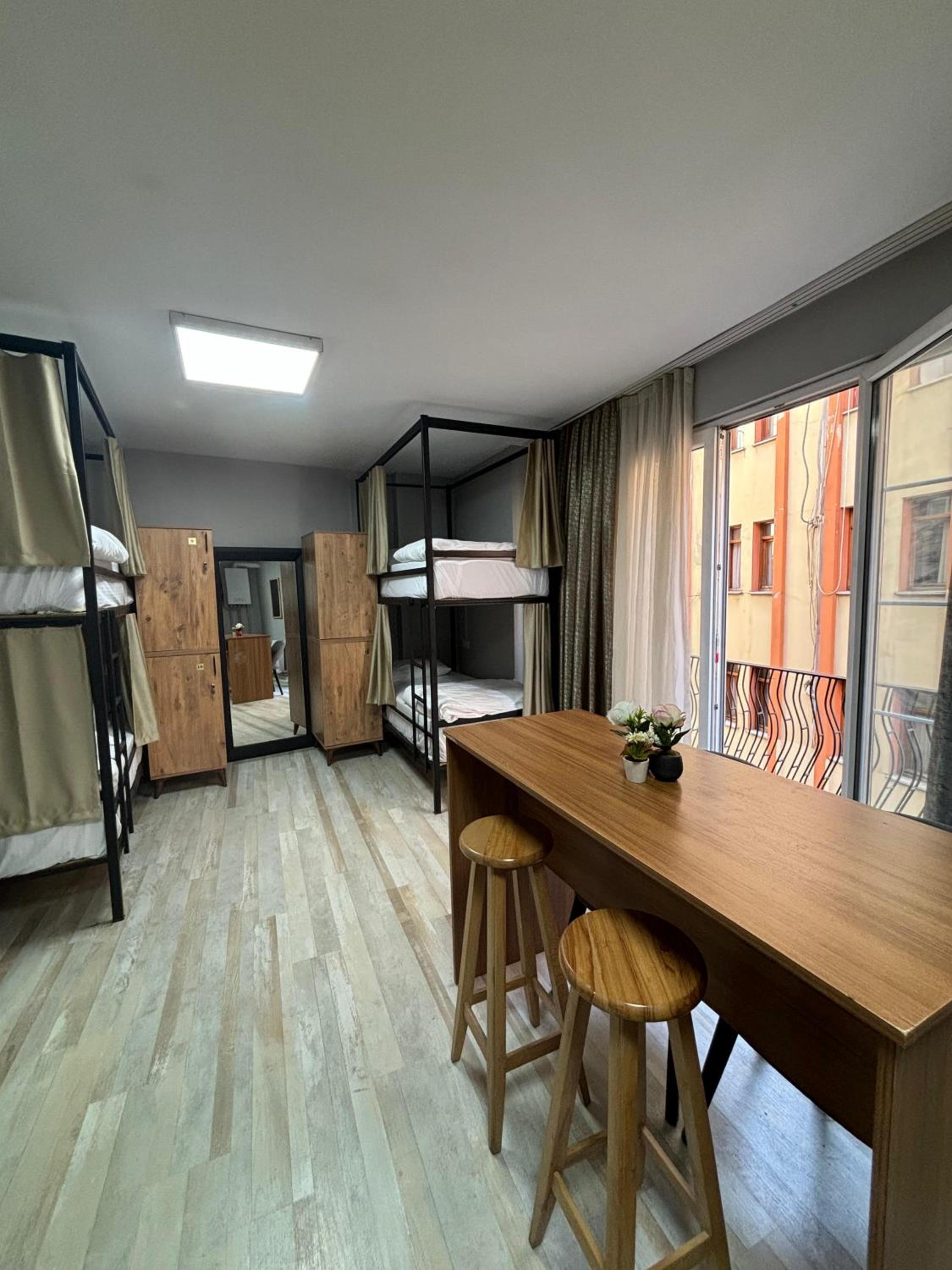 Bed in 8-Bed Mixed Dormitory Room photo 3