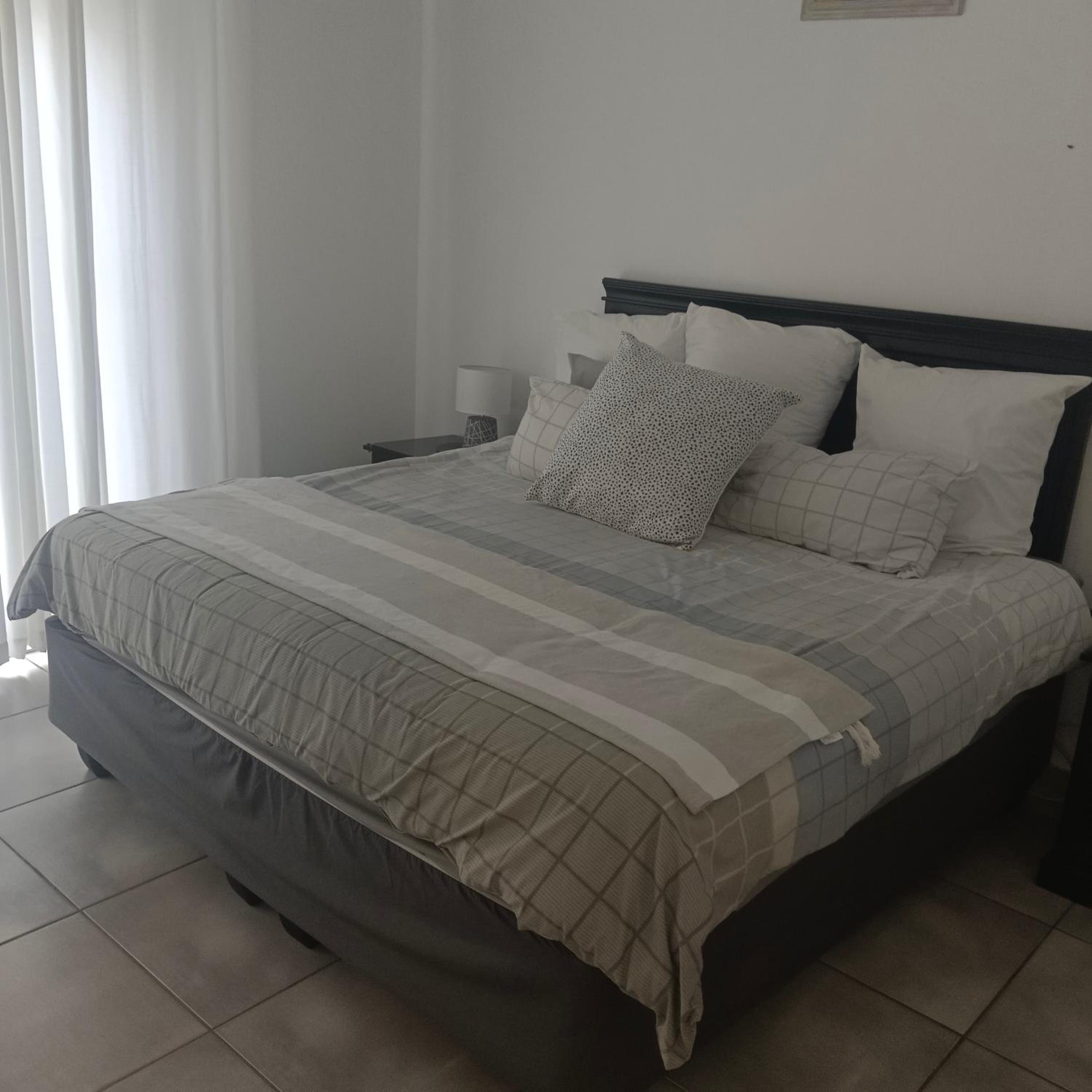 Five-Bedroom House photo 1