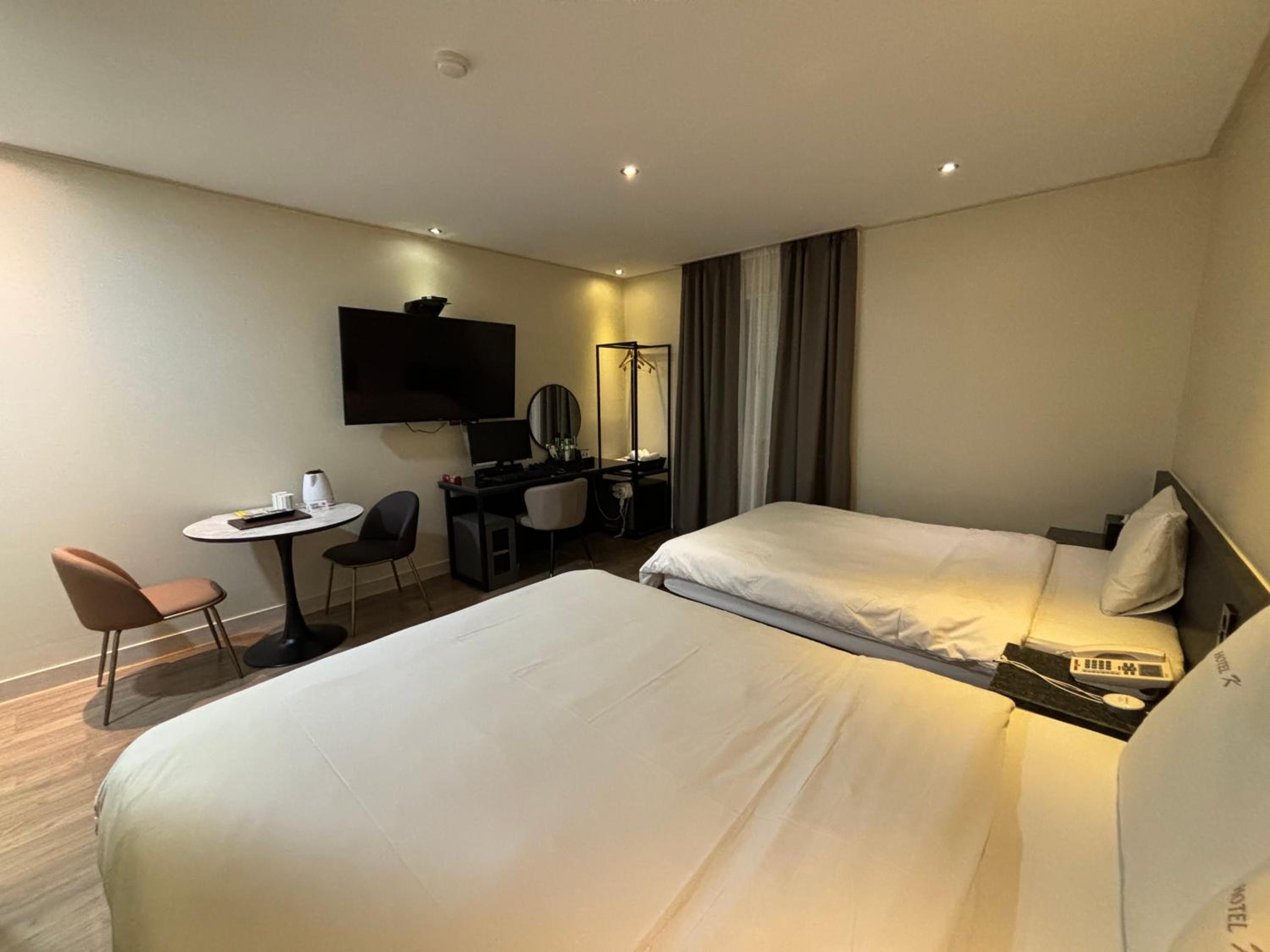 Deluxe Double Room with Two Double Beds photo 3