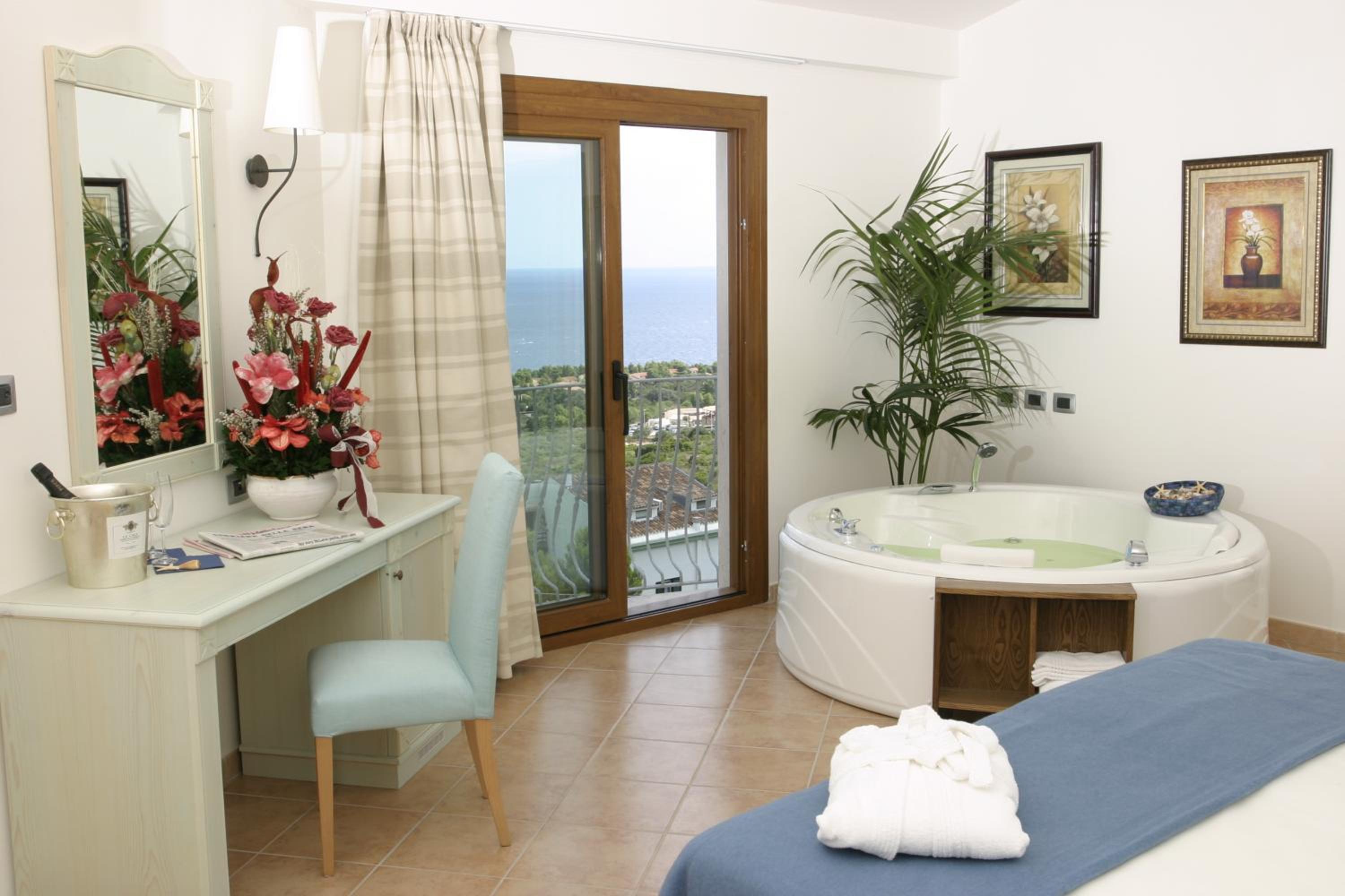 Double Room with Spa Bath photo 3