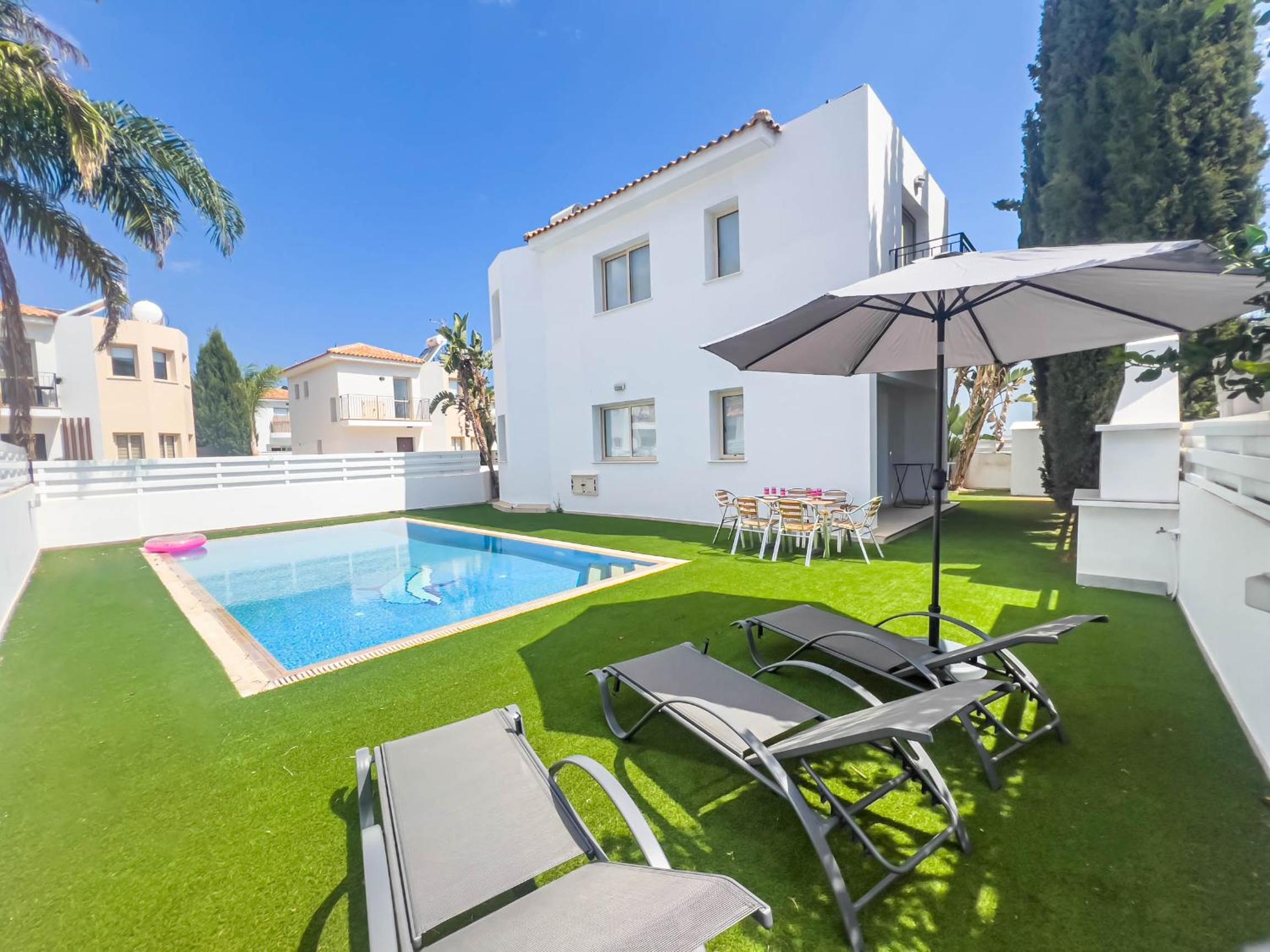 Three-Bedroom Villa photo 1