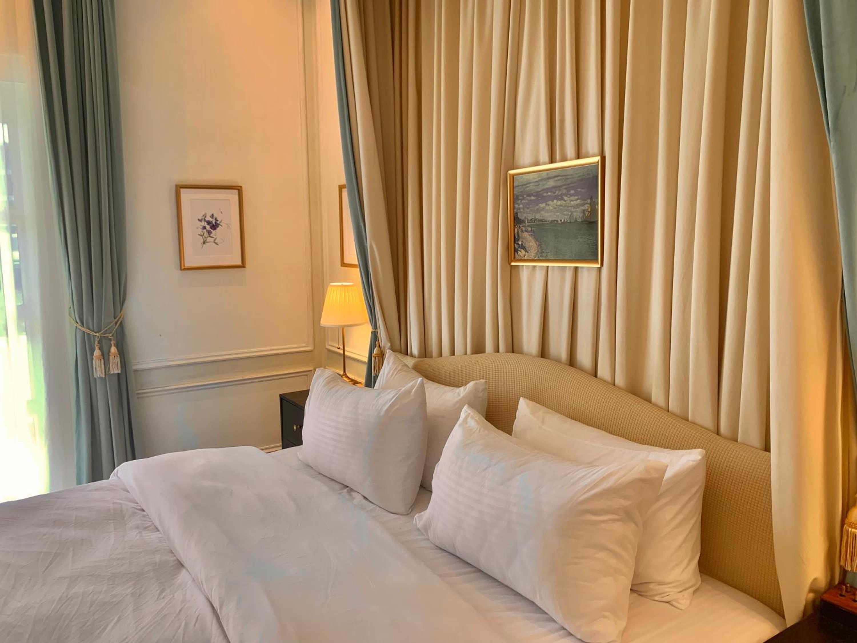 Deluxe King Suite