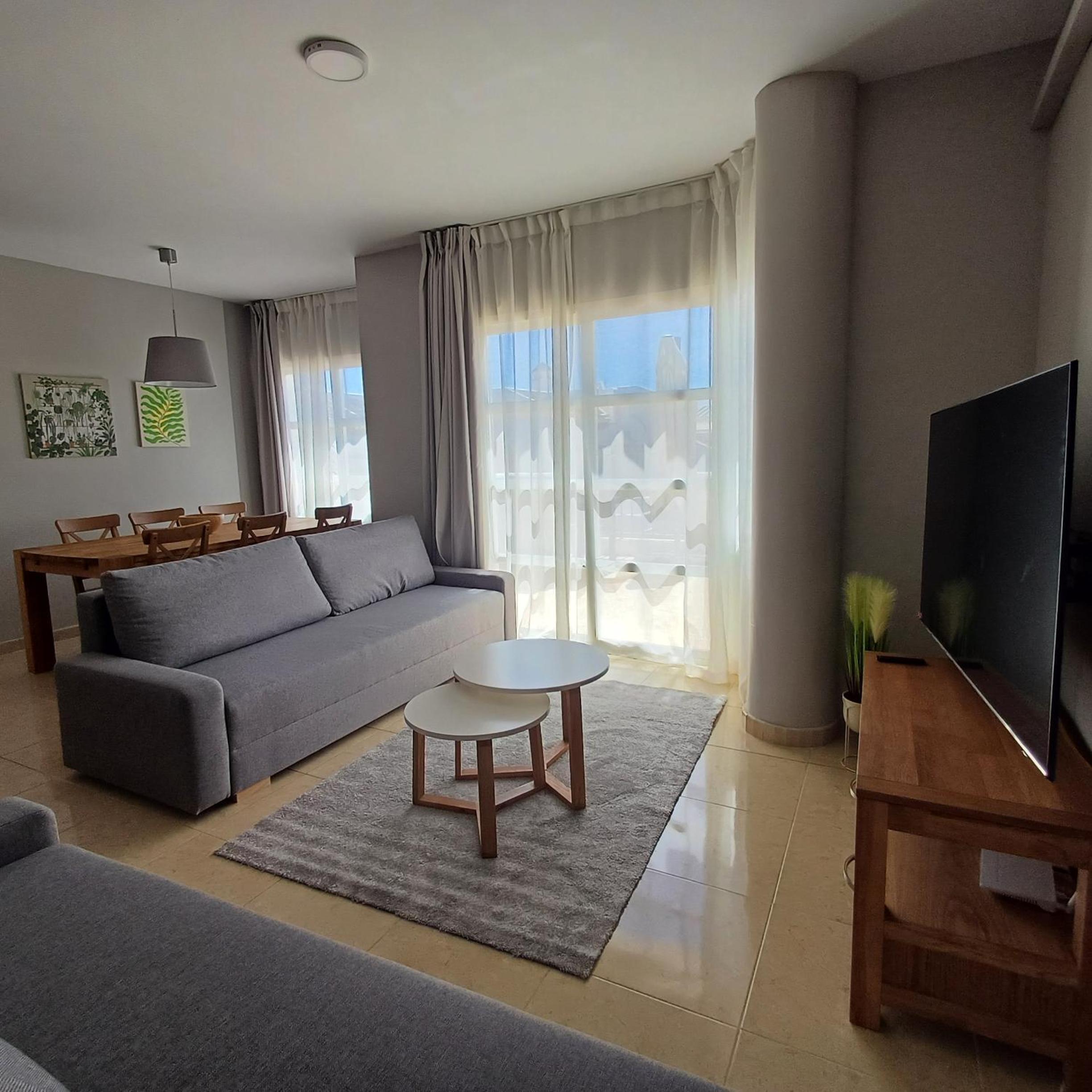 Apartamento de Dos Habitaciones con Terraza