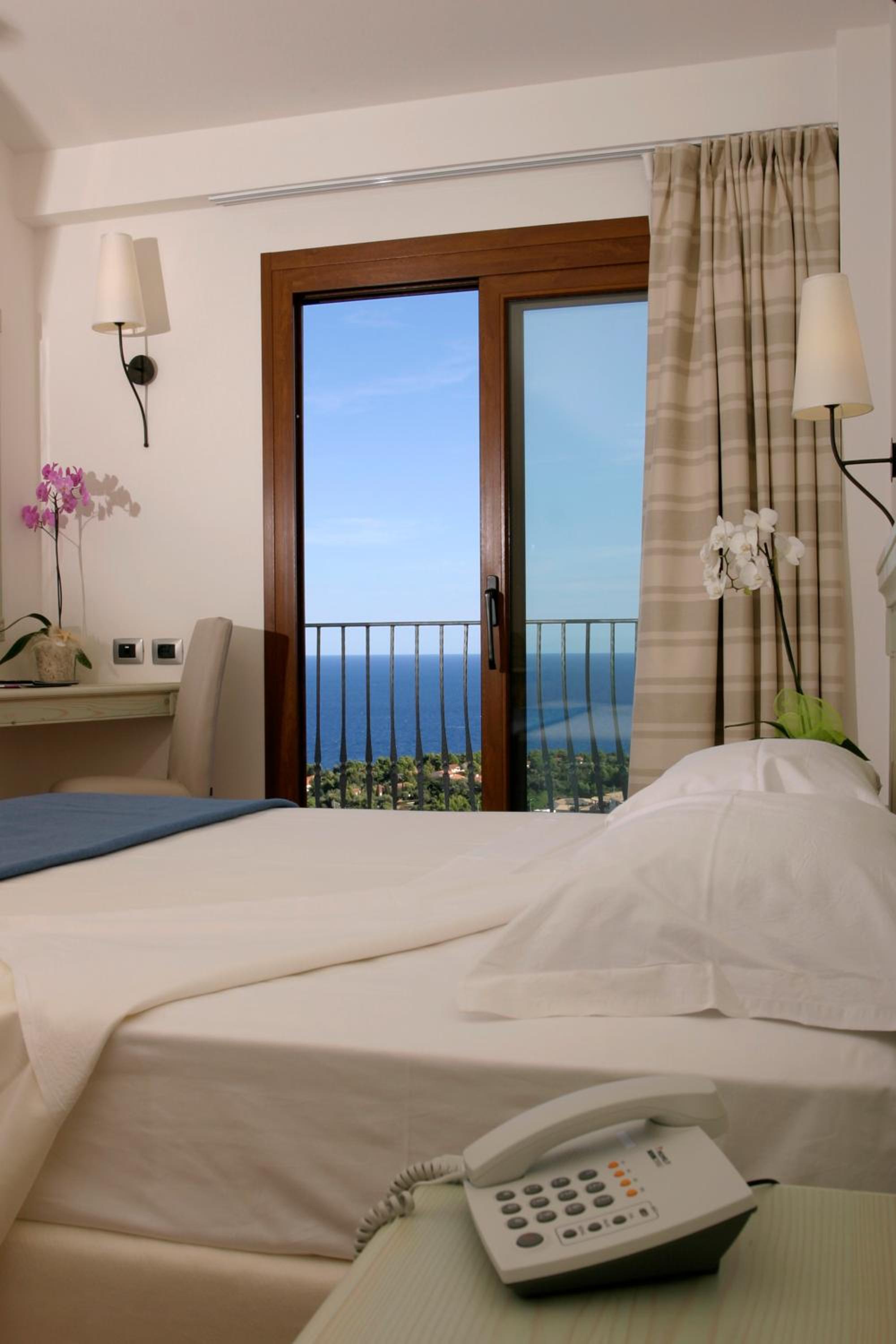 Double Room with Sea View - Photo 2