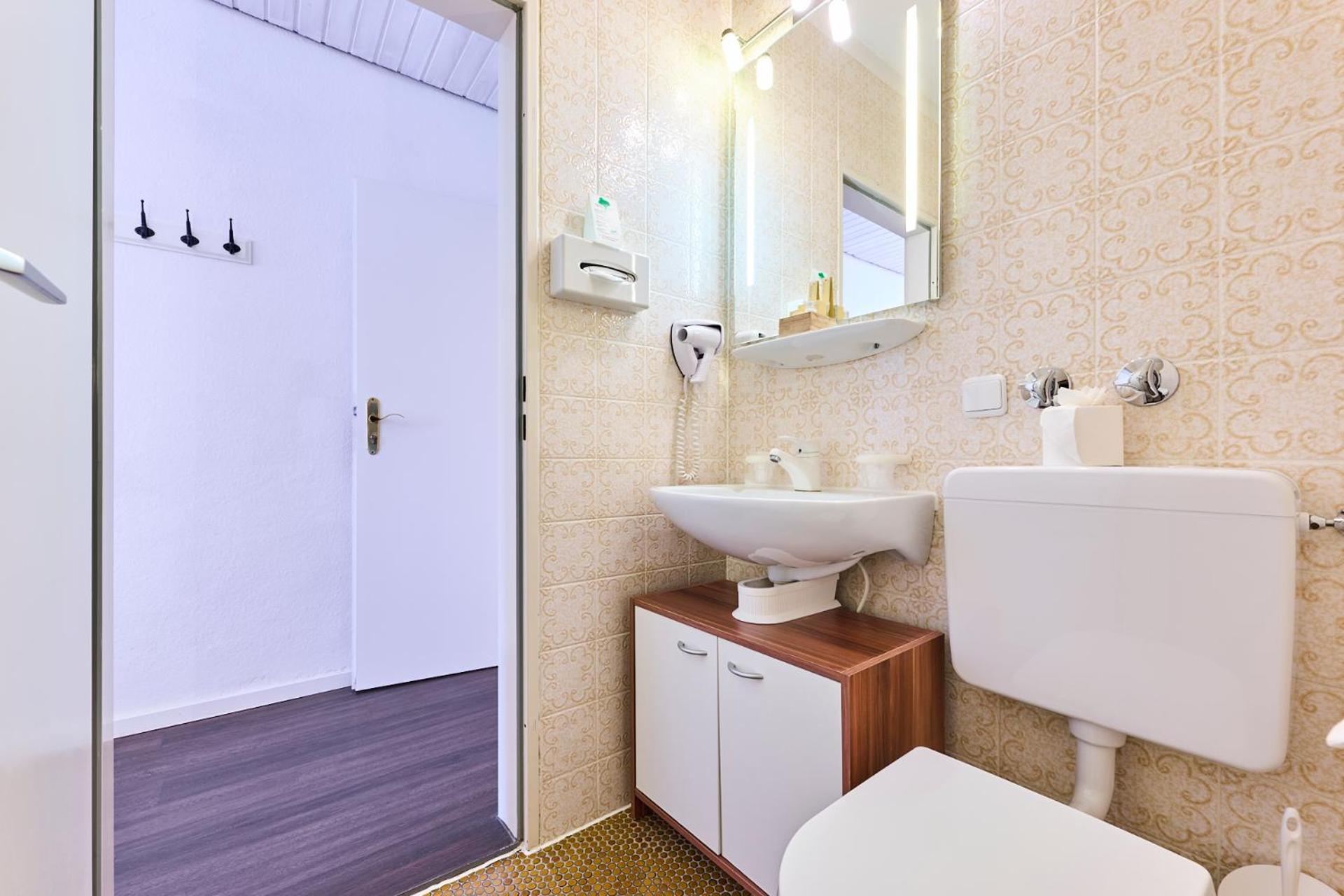 Standard Twin Room - Photo 3