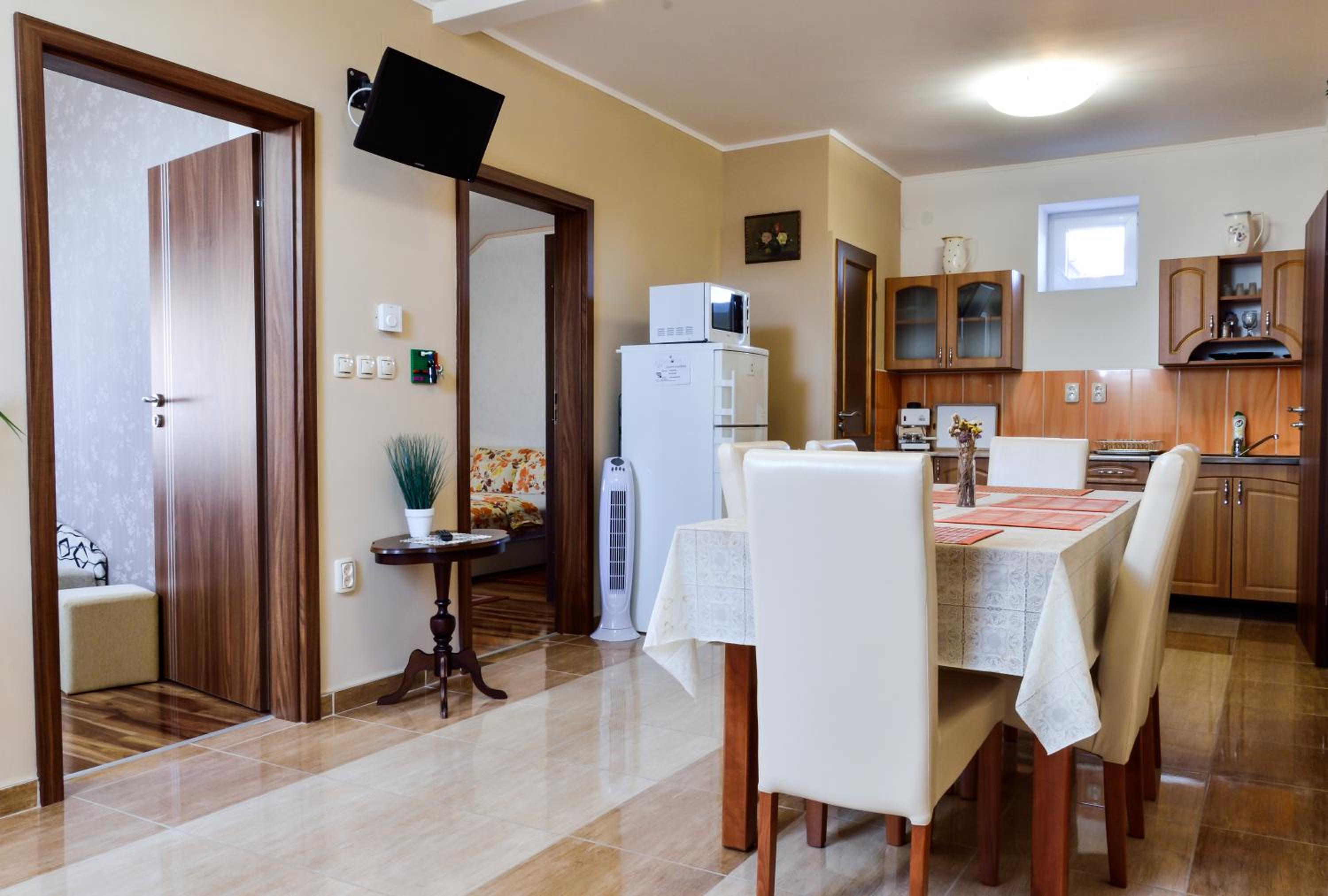 Two-Bedroom Upstairs Apartment with Street View - Photo 11