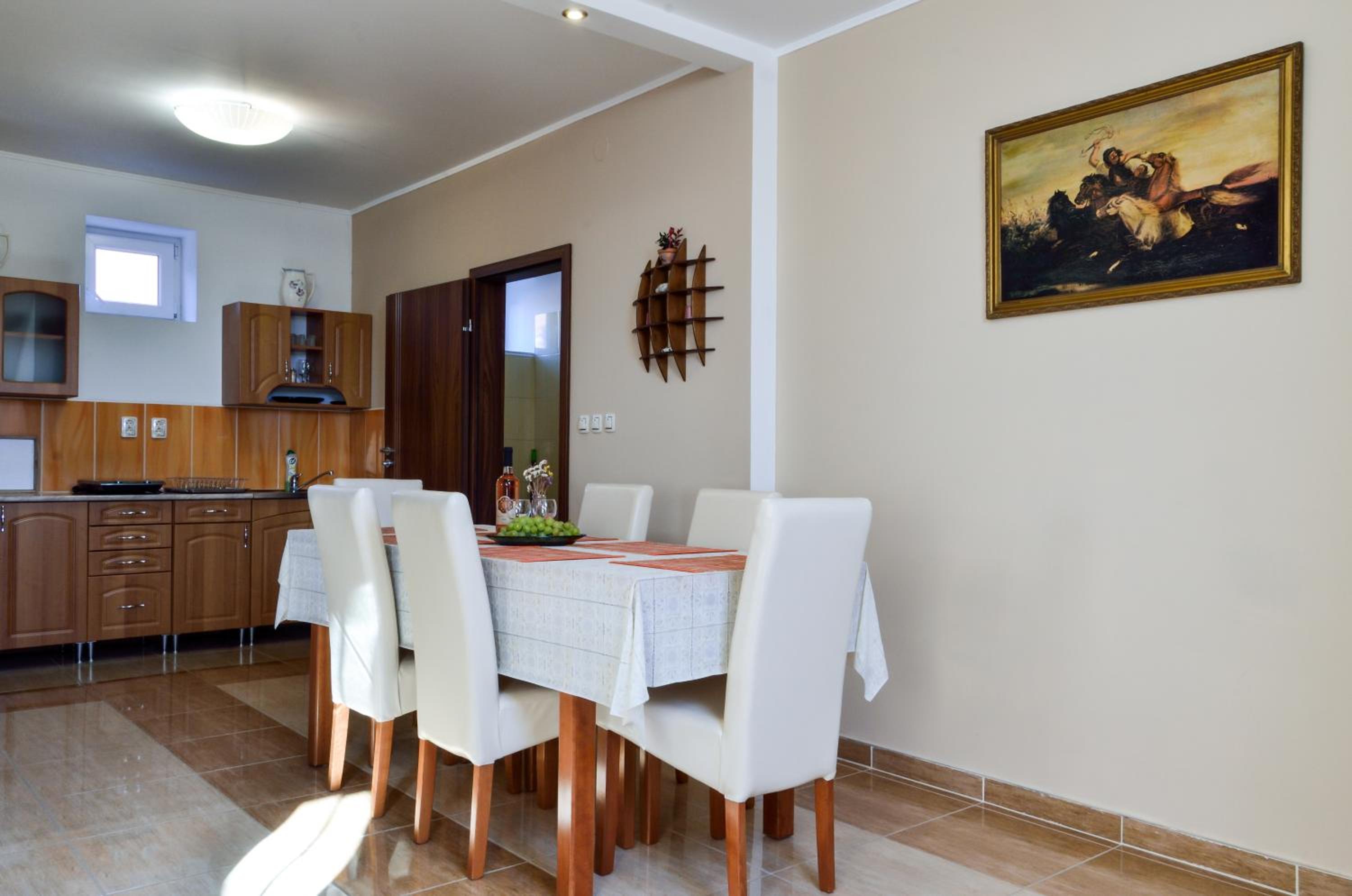 Two-Bedroom Upstairs Apartment with Street View - Photo 20