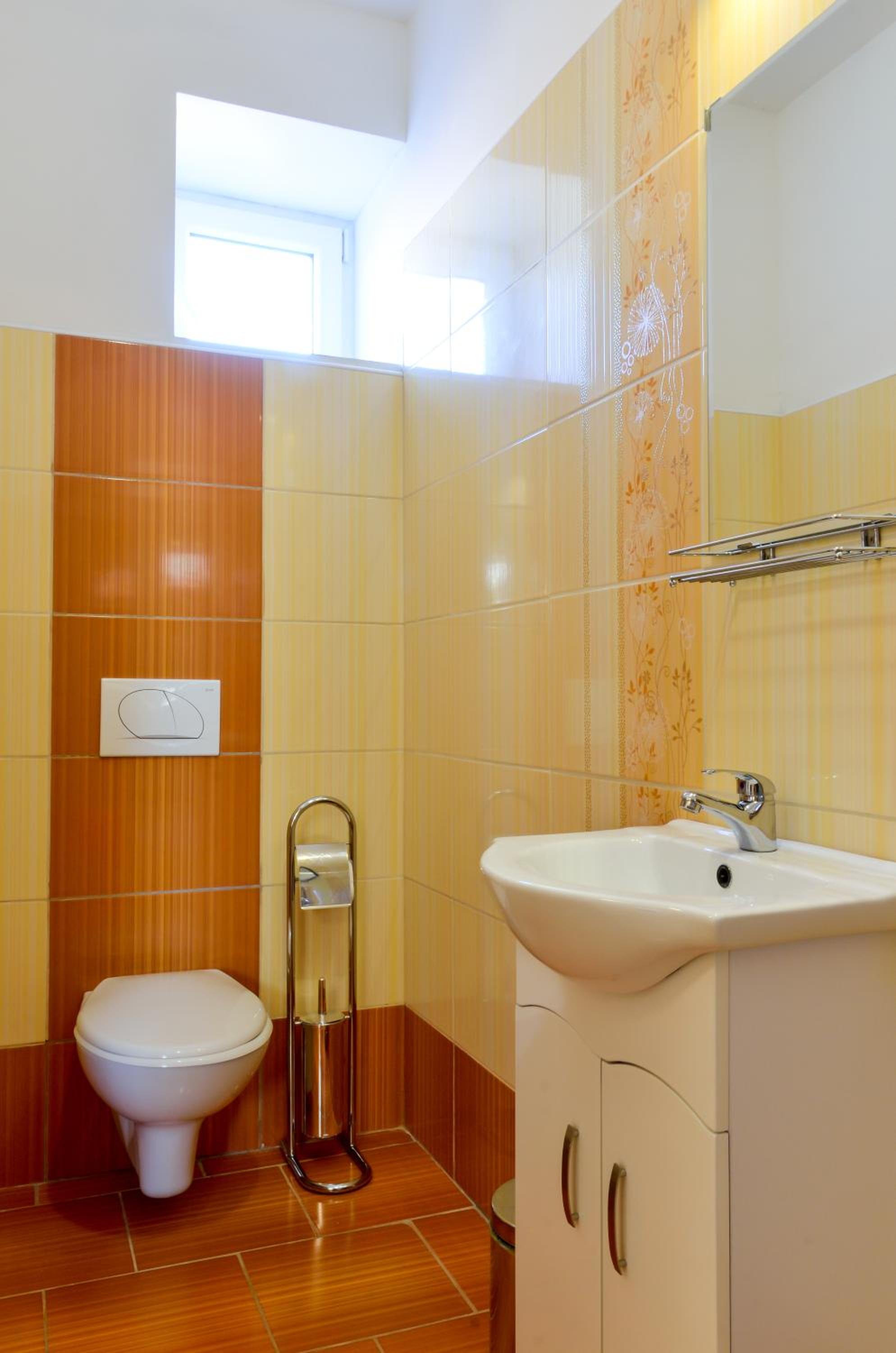 Two-Bedroom Upstairs Apartment with Street View - Photo 8