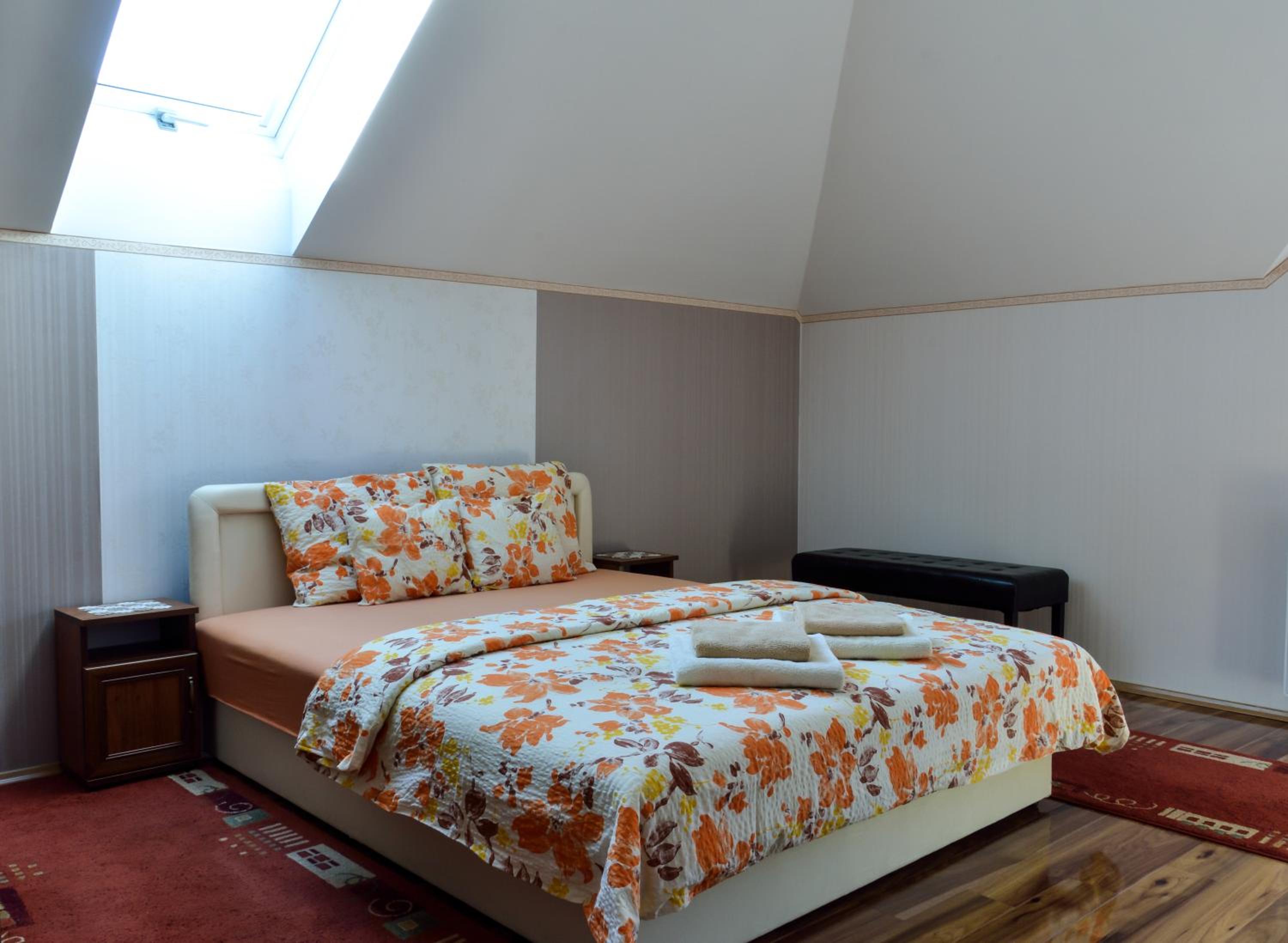Two-Bedroom Upstairs Apartment with Street View - Photo 4