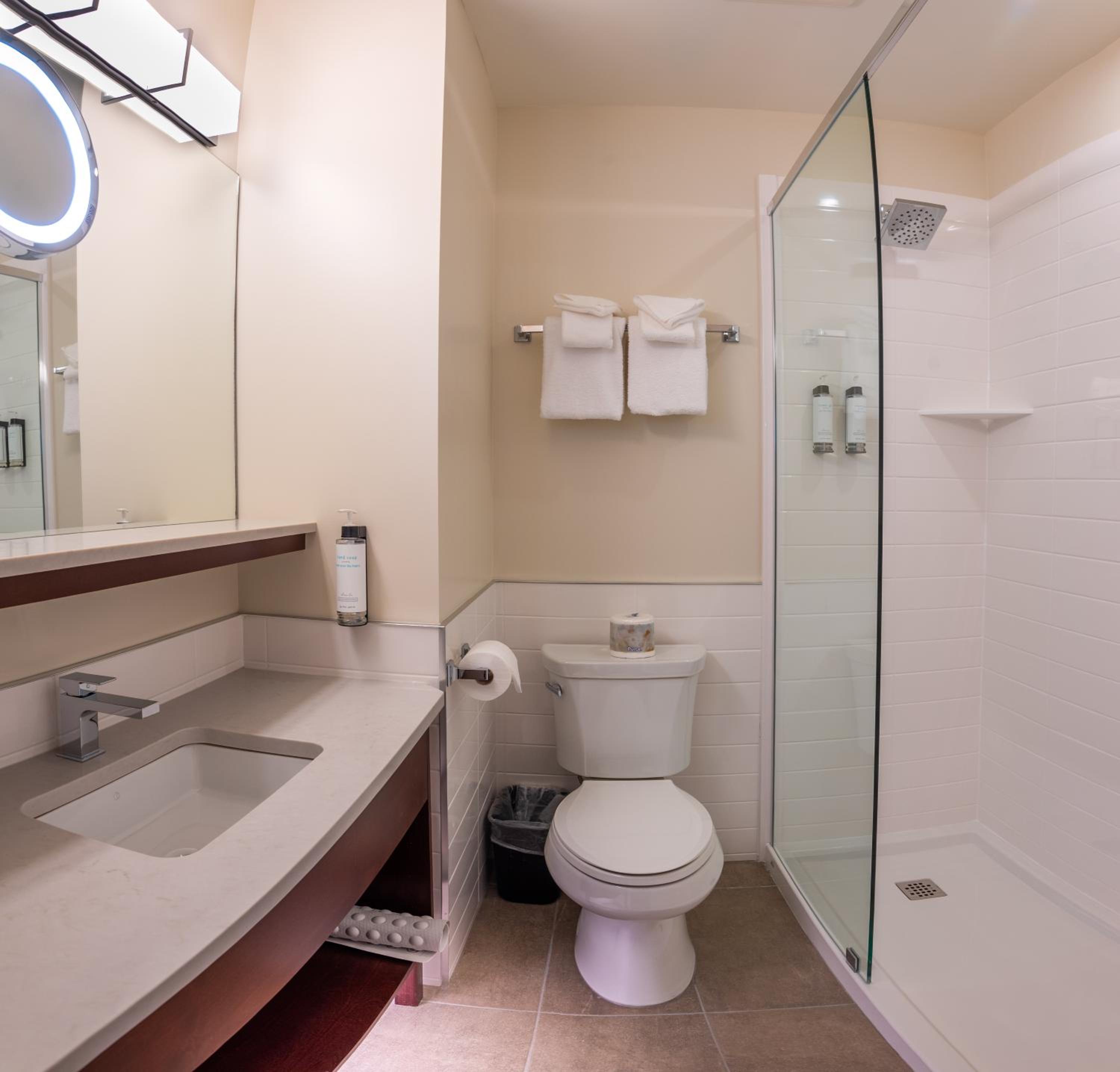 Queen room- Newly Renovated photo 3