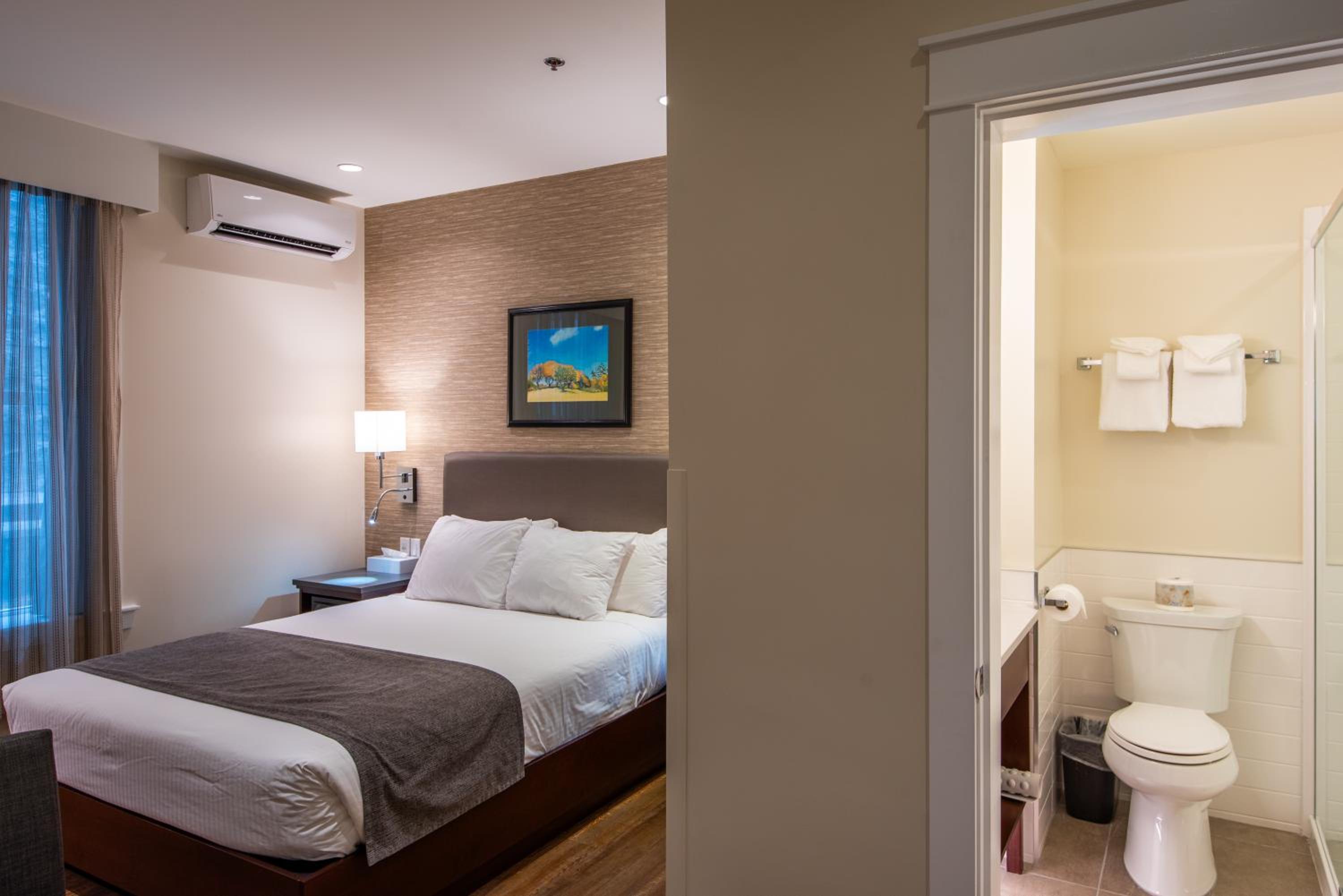 Queen room- Newly Renovated photo 2