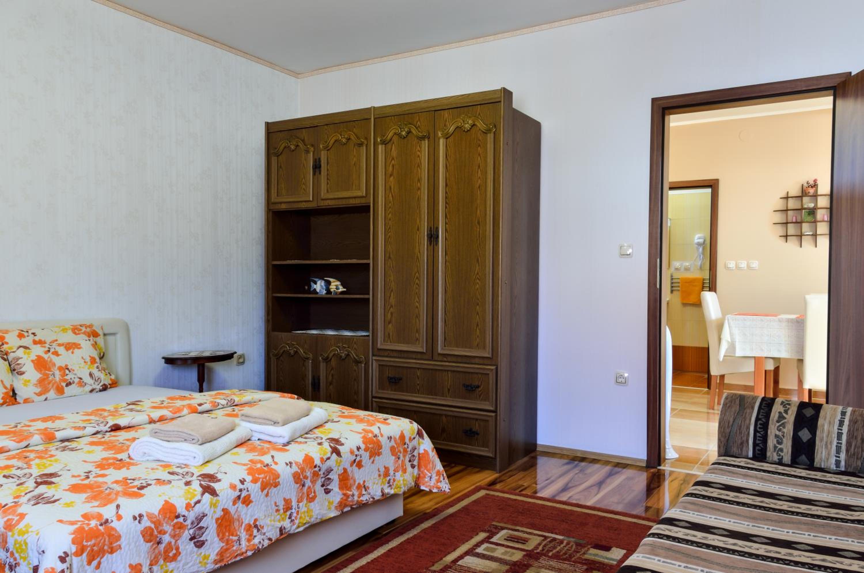 Two-Bedroom Upstairs Apartment with Street View - Photo 17