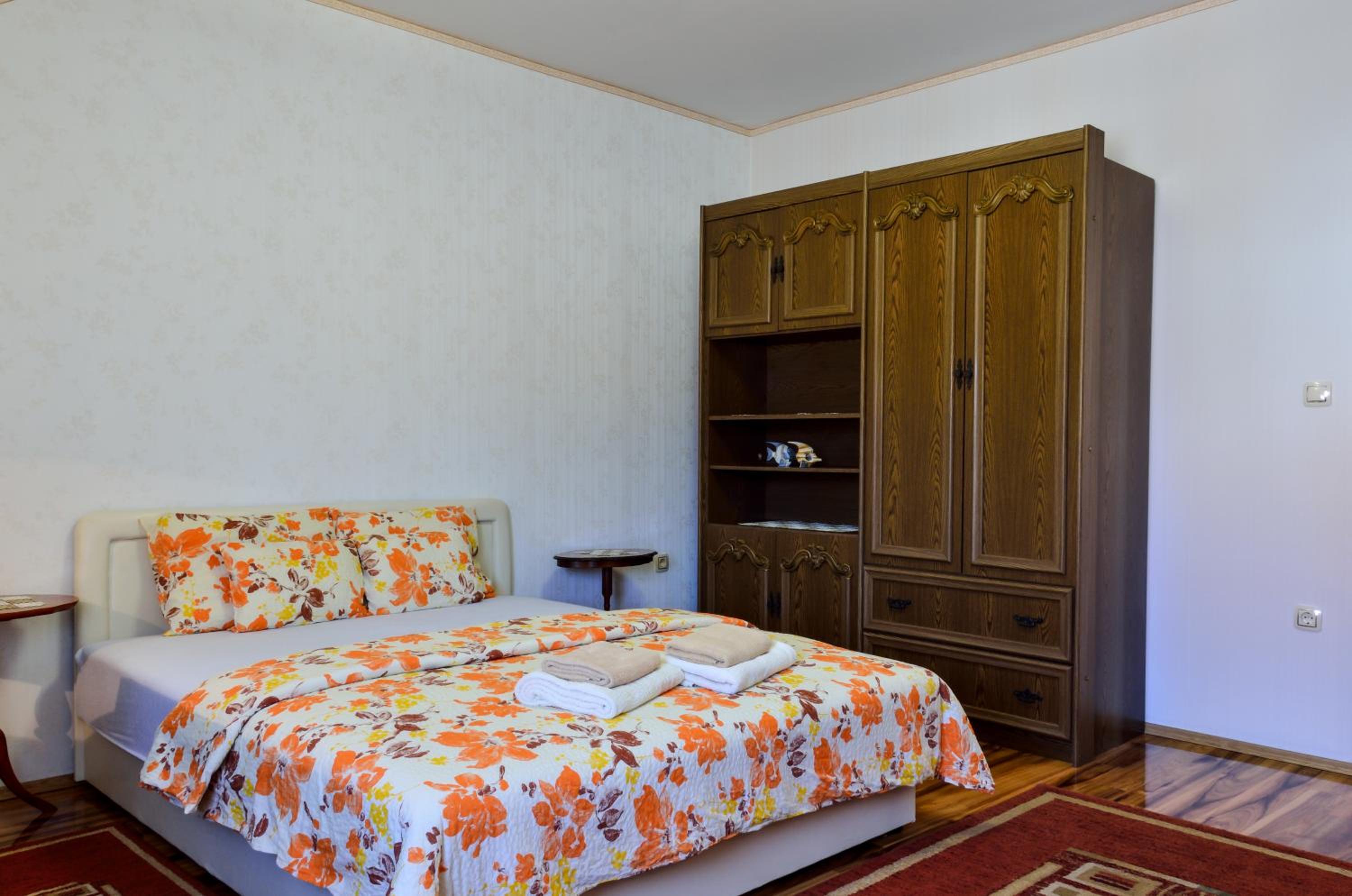Two-Bedroom Upstairs Apartment with Street View - Photo 16