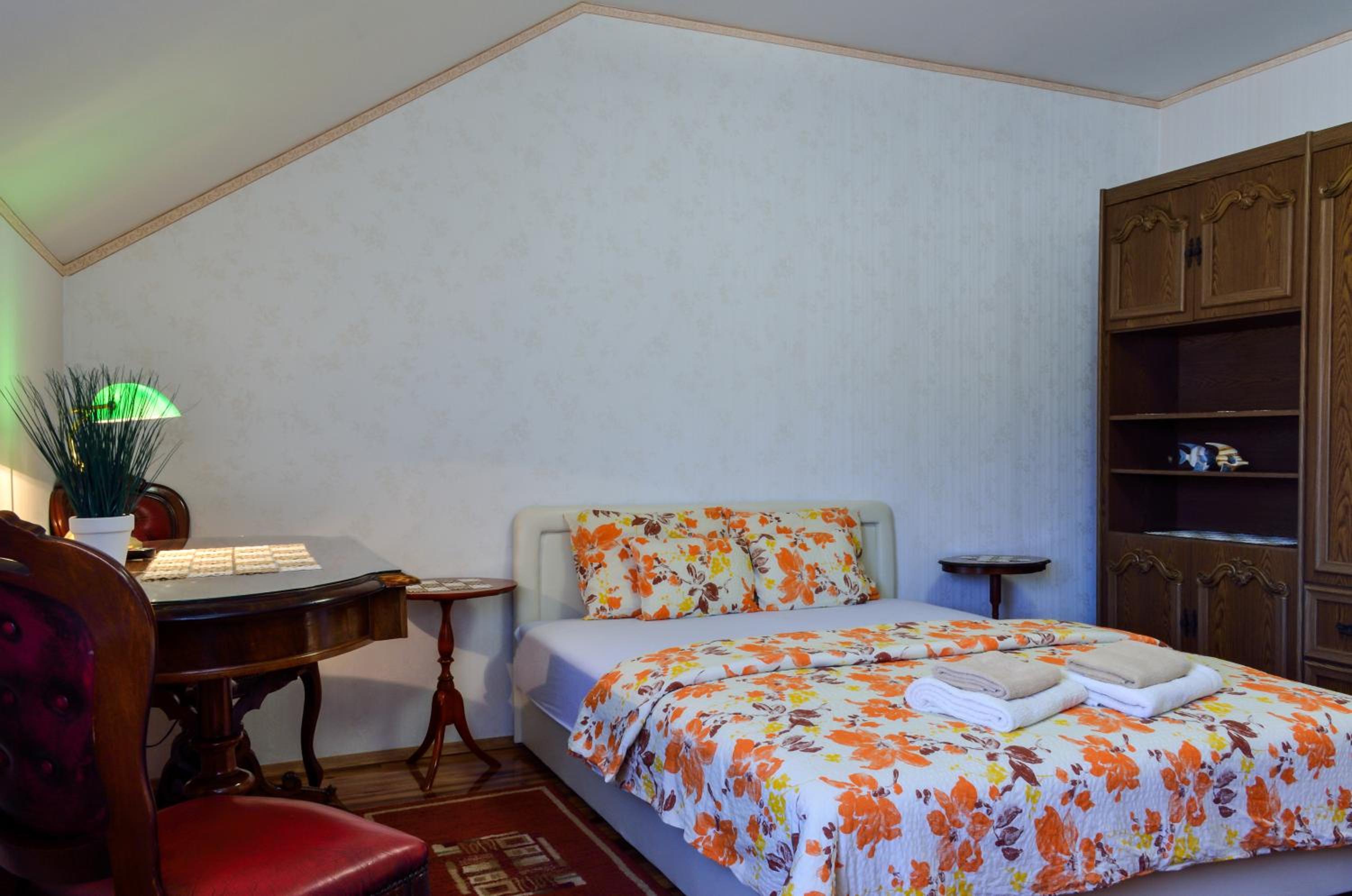Two-Bedroom Upstairs Apartment with Street View - Photo 15