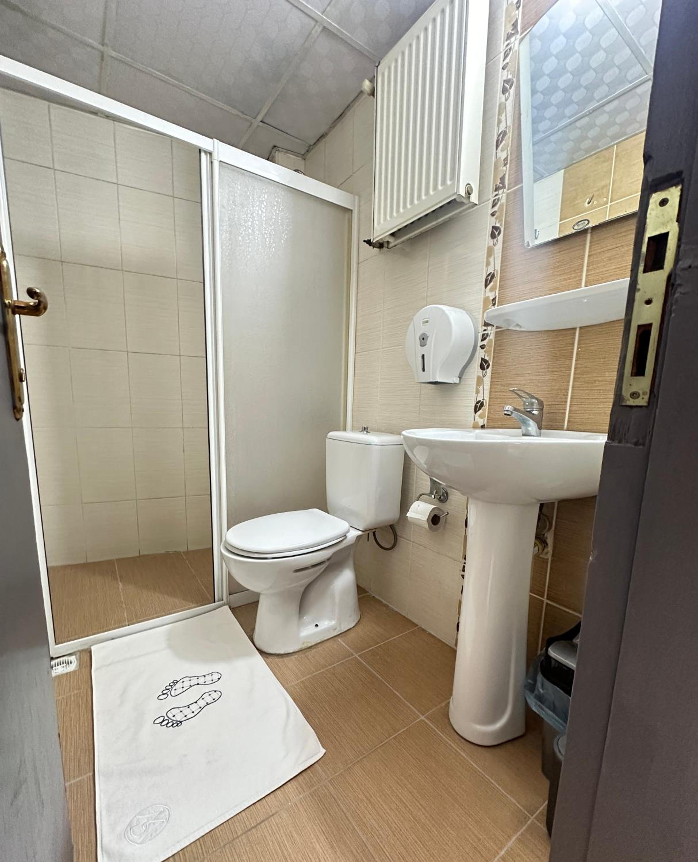 Twin Room - Photo 7