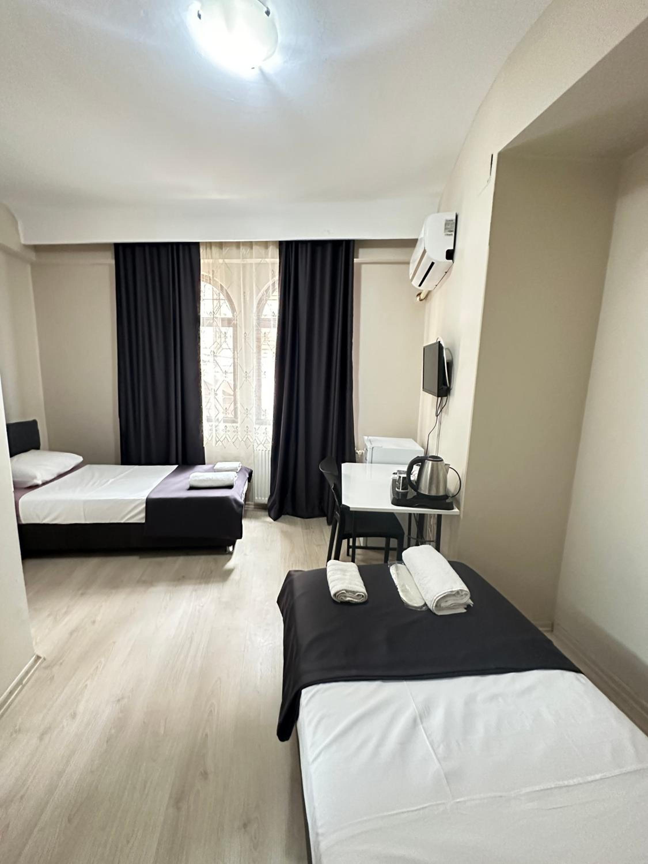 Twin Room - Photo 3